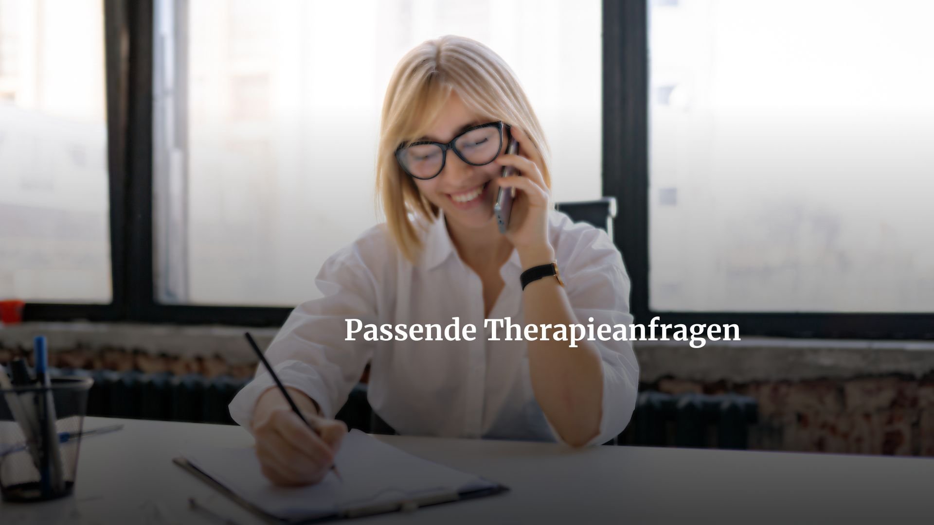Frau mit Brille beim Schreiben und Telefonieren in einem Büro, Text "Passende Therapieanfragen"