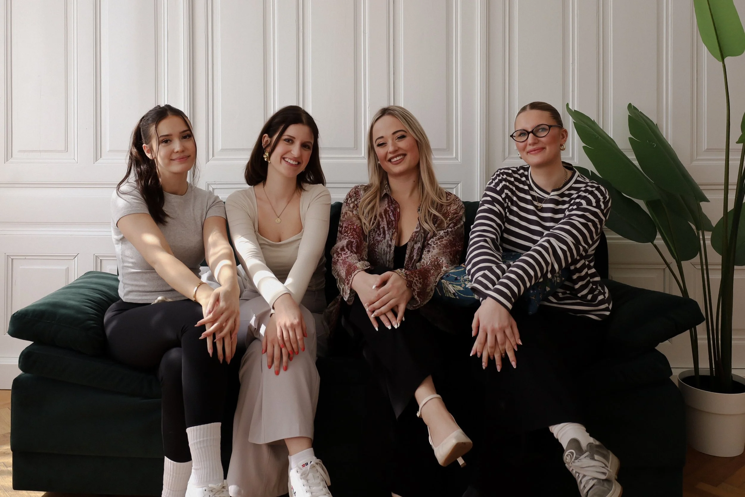 Drei Frauen aus dem findmetherapy Umfeld sitzen gemeinsam auf einem Sofa.