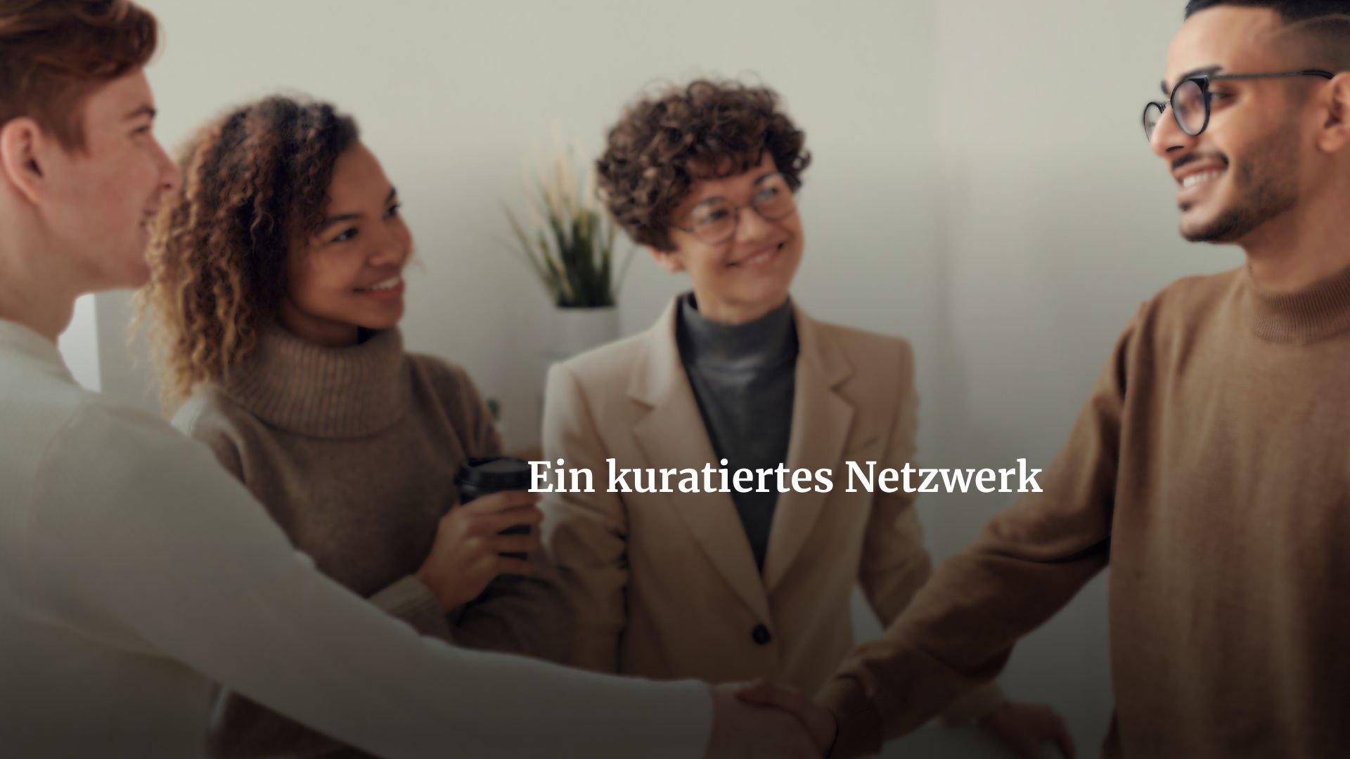 Menschen im Gespräch und Händeschütteln in einem Büro, mit Text "Ein kuratiertes Netzwerk"