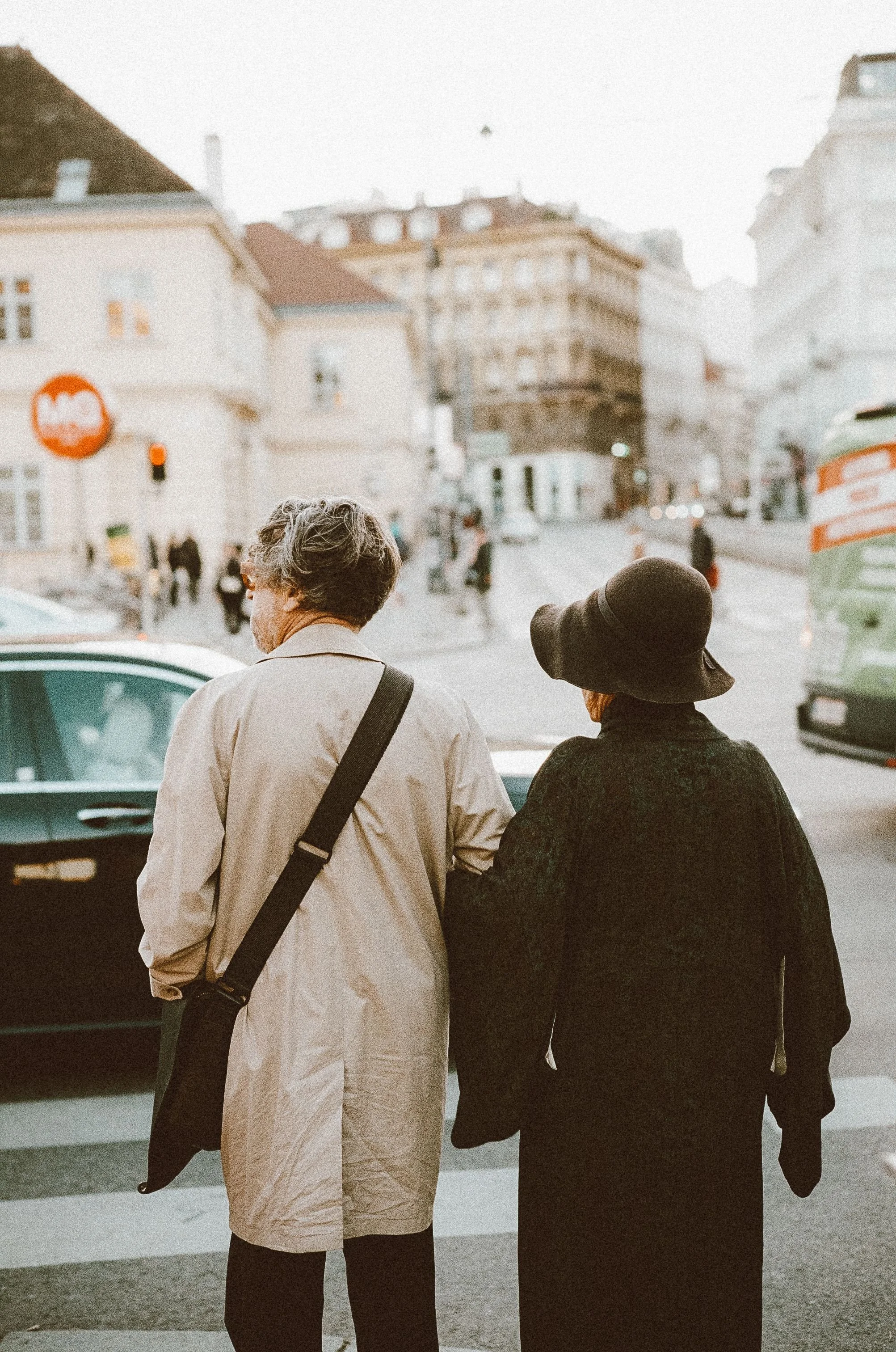 Zwei Personen unterwegs in Wien – Symbolbild für die Suche nach günstiger Psychotherapie und leistbarer psychischer Unterstützung in Wien.