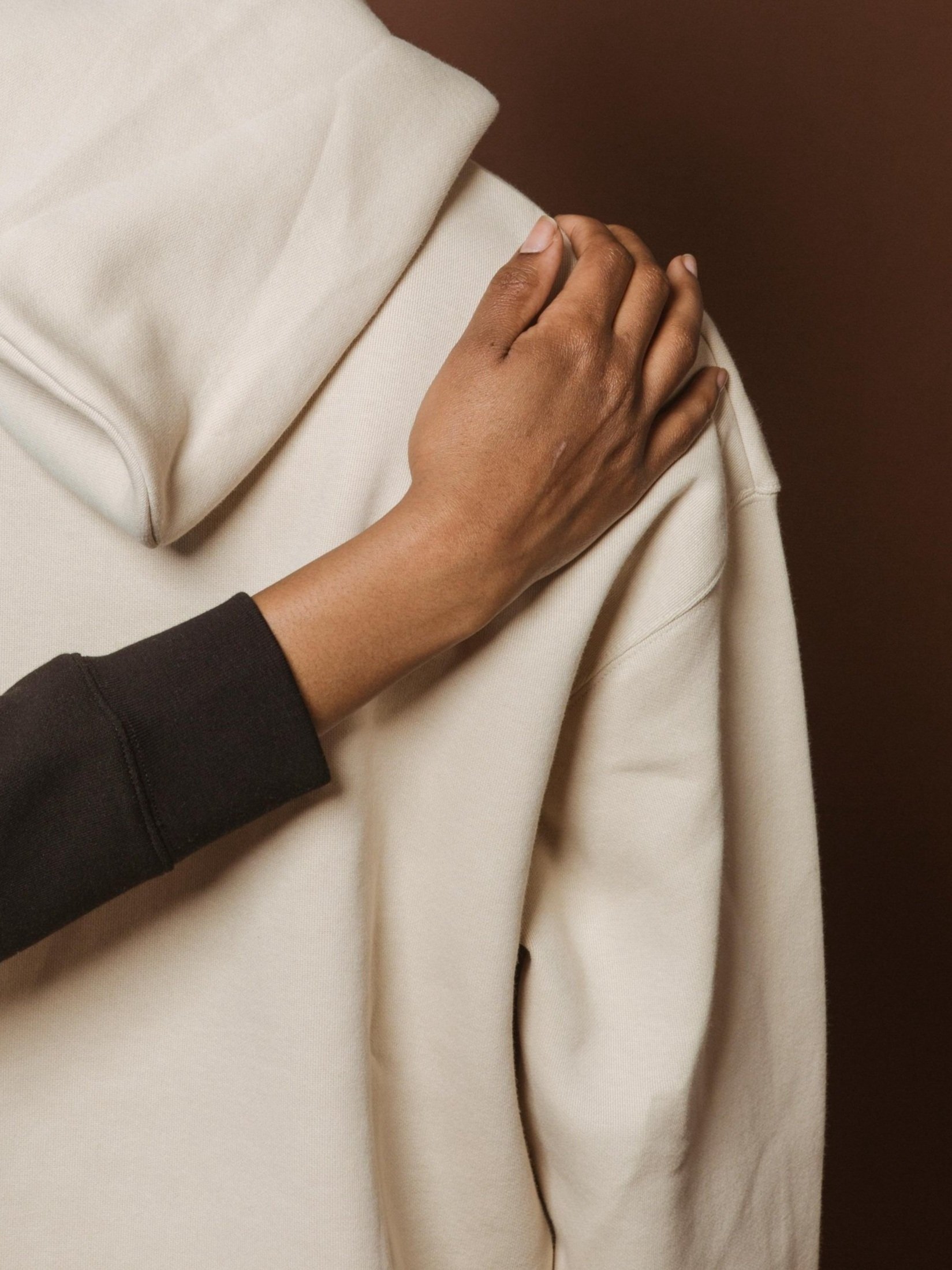 Zwei Menschen berühren sich an den Händen als Symbol für therapeutische Verbindung und Zusammenarbeit.