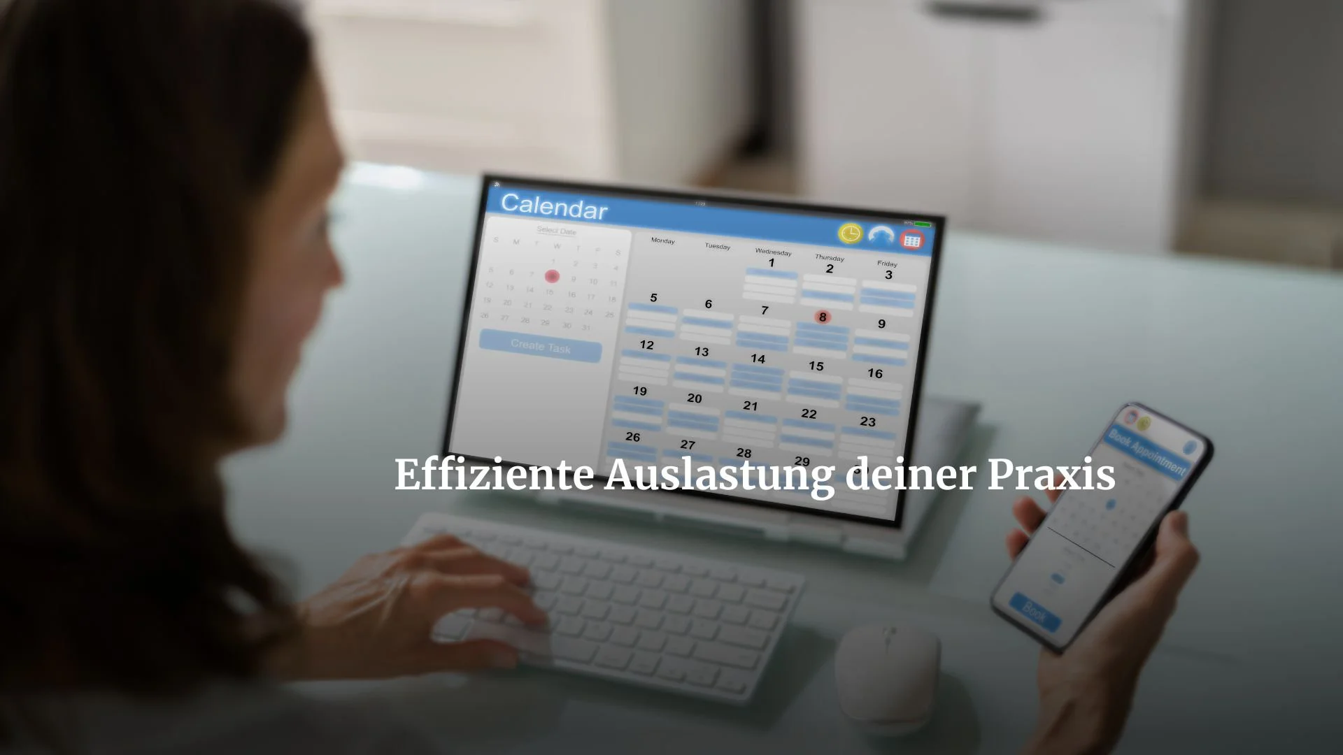 Eine Frau sitzt an einem Schreibtisch und nutzt einen Computerbildschirm mit einem Kalender-Programm und einem Smartphone mit einer Terminplanungs-App, um ihre Praxis effizient zu organisieren.