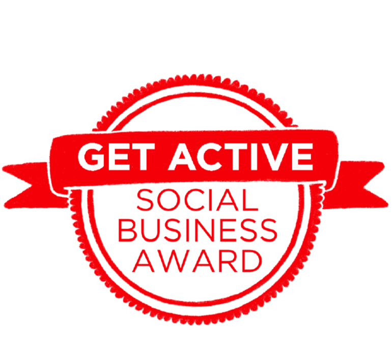 Ein rotes Abzeichen mit dem Text "Get Active Social Business Award" auf schwarzem Hintergrund.