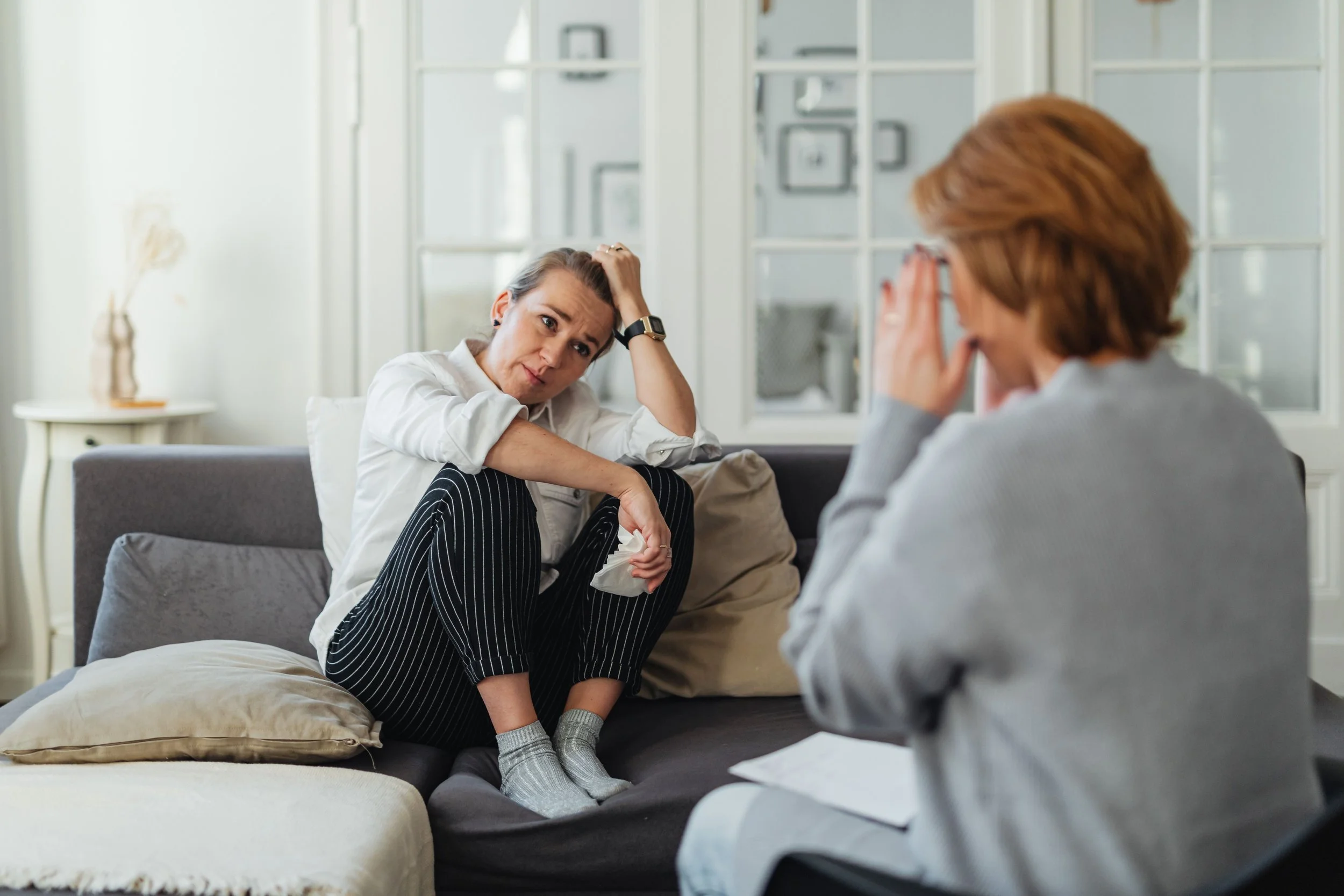 Frau schildert einer Fachperson ihre Beschwerden – Abklärung, ob Burnout oder Depression vorliegt