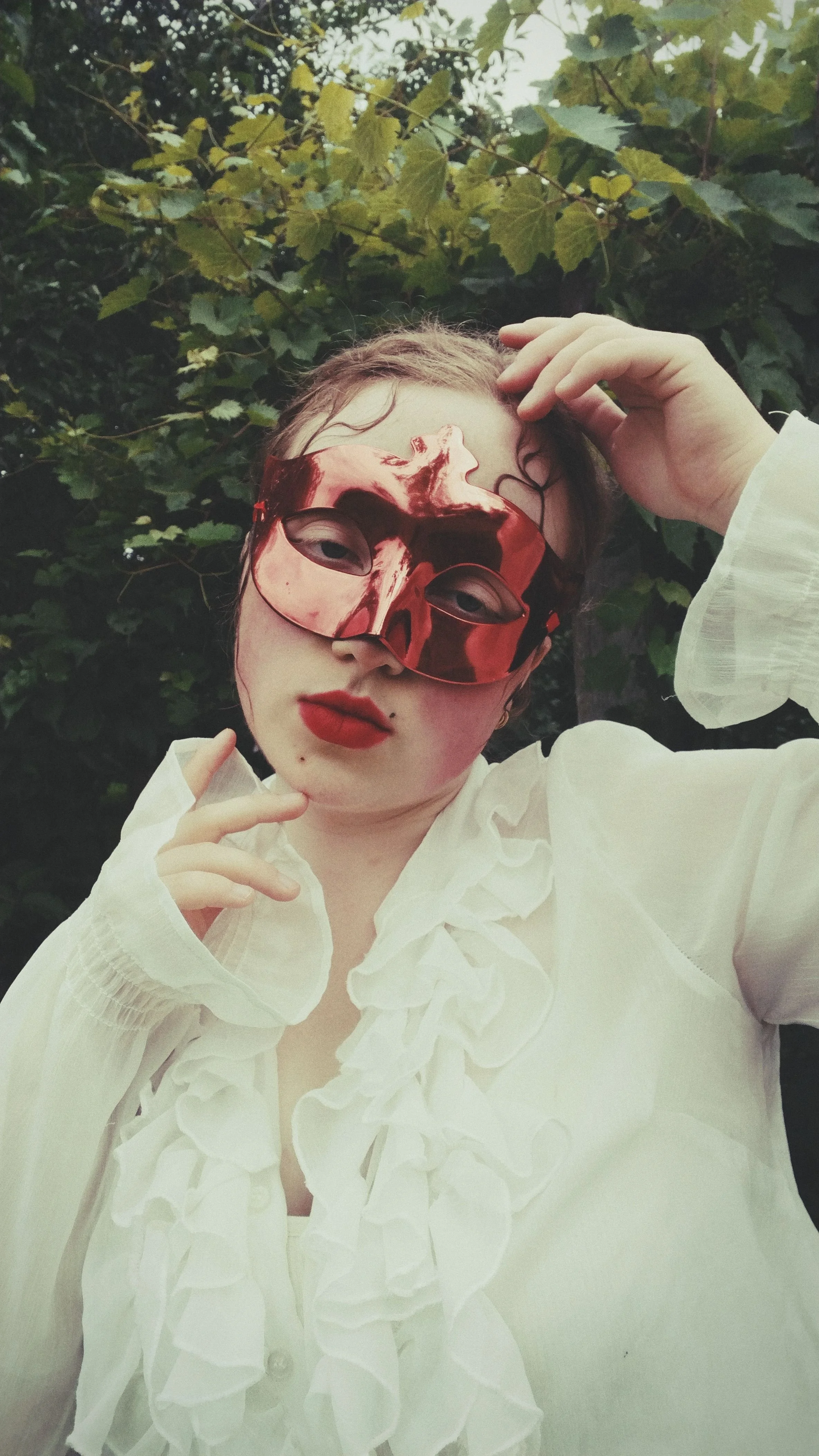 Junge Frau mit Maske als Symbol für Masking bei ADHS und dem Verbergen von Symptomen im Alltag.