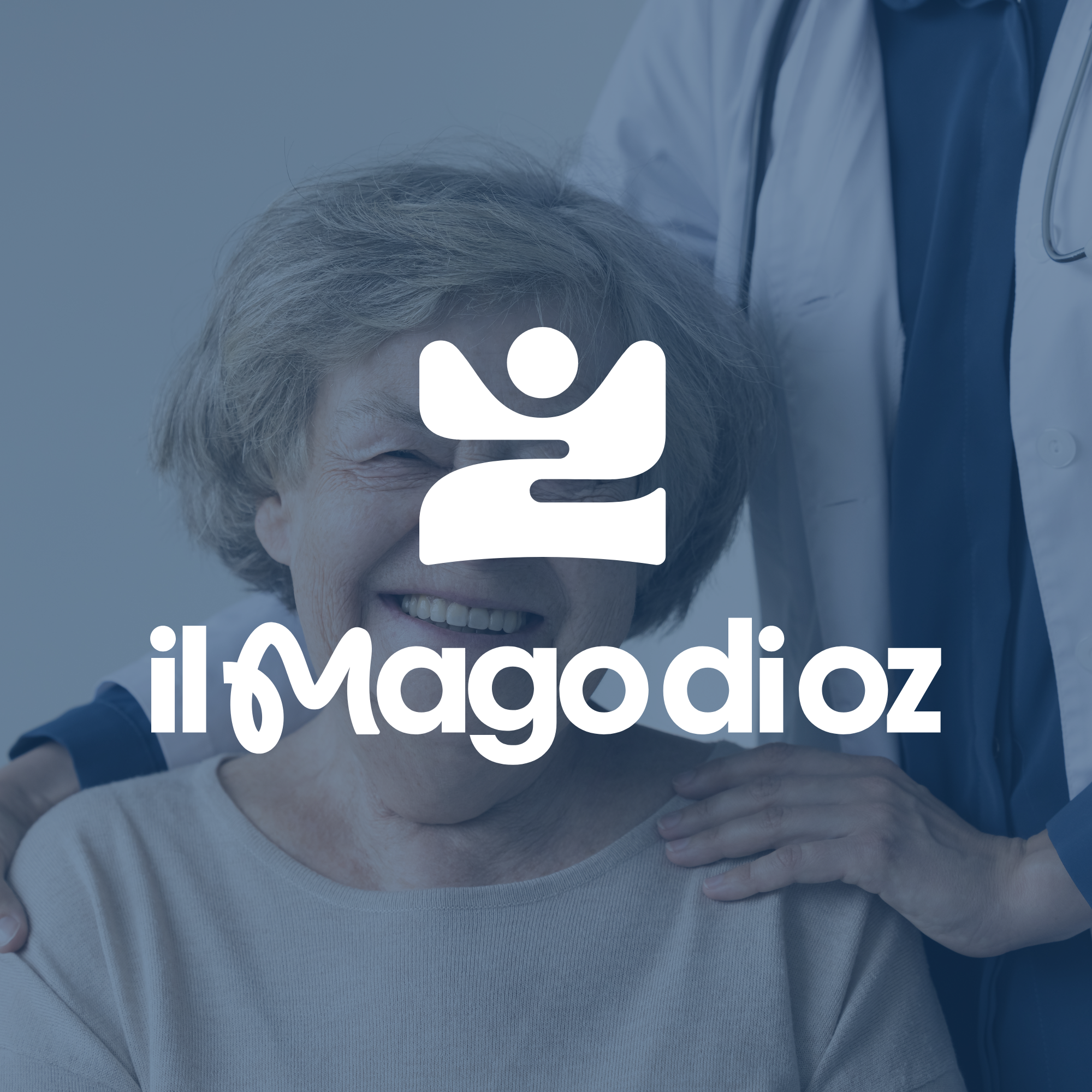 Un'anziana donna che sorride mentre riceve una visita medica dal medico geriatra