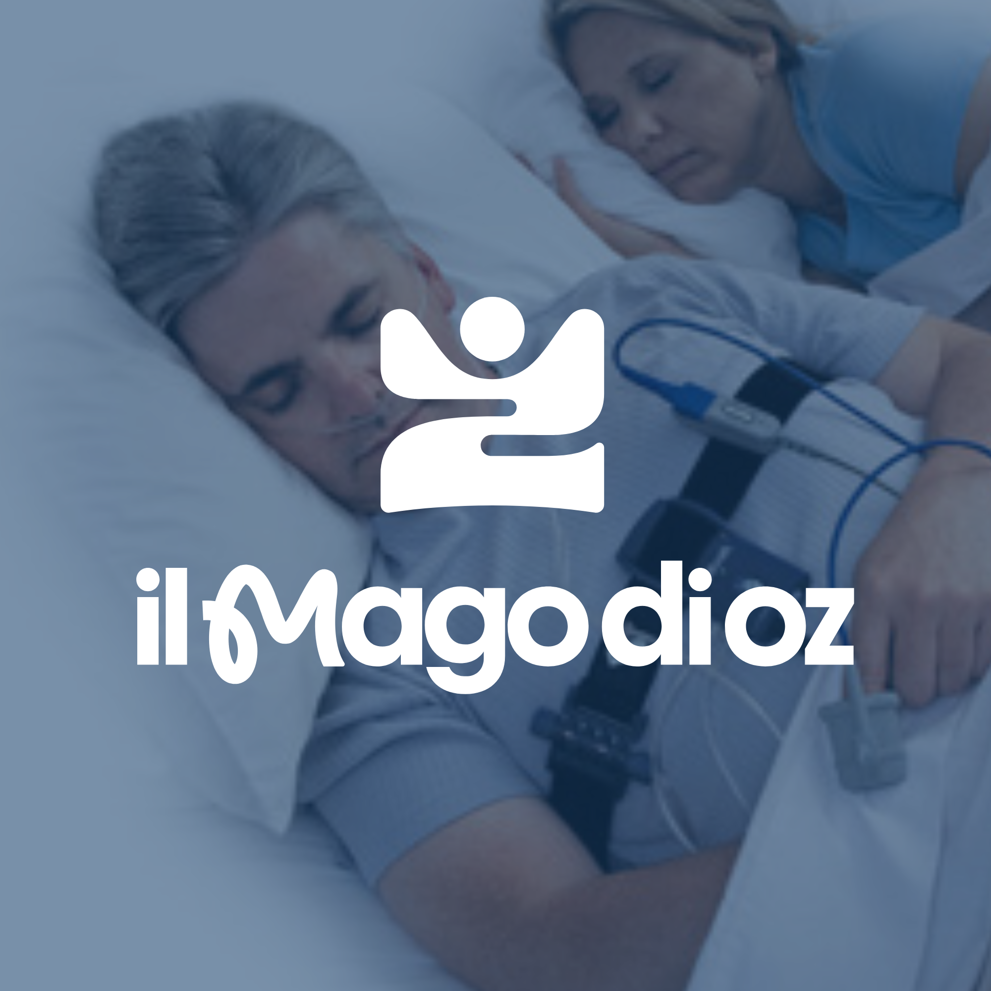 Immagine di un paziente con polisonnigrafo applicato nel proprio letto di casa.