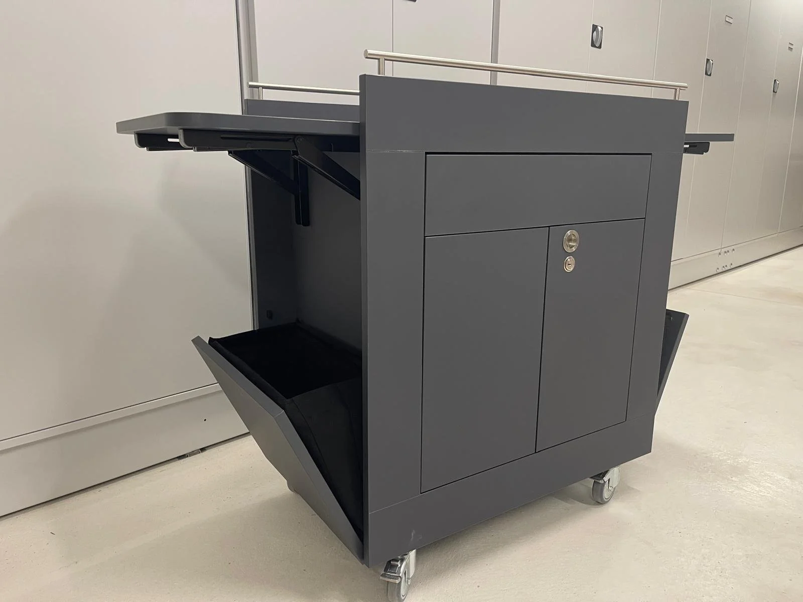 Chariot de présentation, médiation musée, en stratifié gris, avec tiroir, abattants latéraux, portes avec serrures, soufflets en tissu sur les côtés, ébénisterie Sauthier