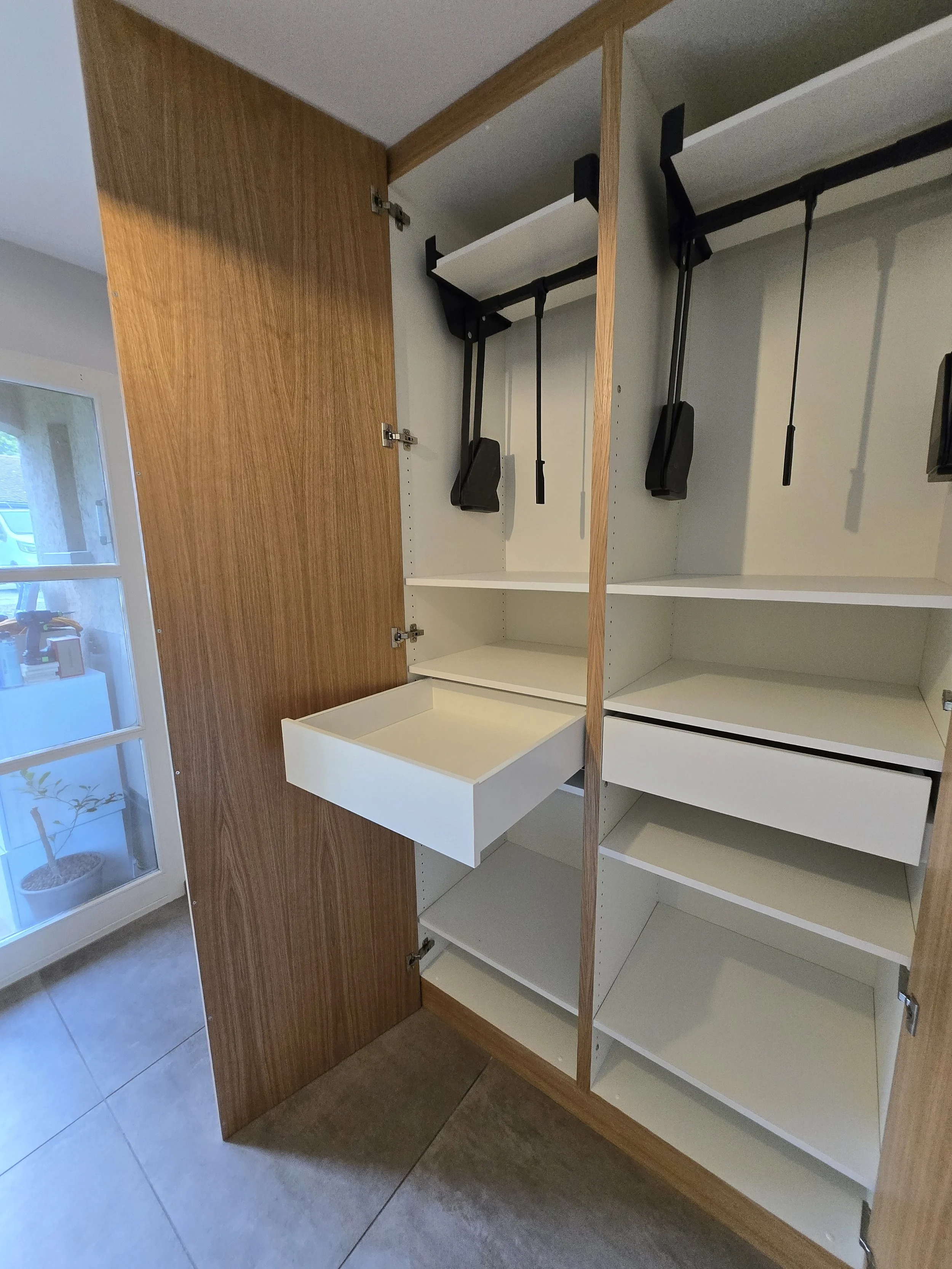 Dressing hall d'entrée, portes sol plafond plaquées en chêne, poignée en chêne massif, intérieur blanc avec tiroirs, penderies, lifts pour habits et chaussures, travail artisanal, ébénisterie Sauthier