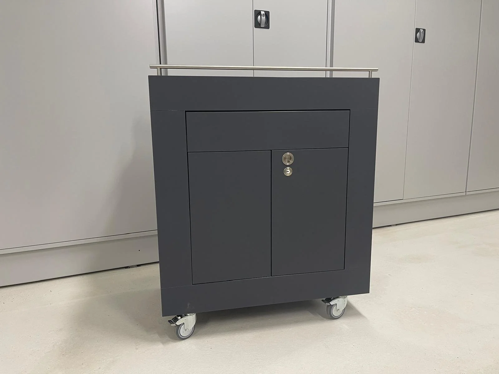 Chariot de présentation, médiation musée, en stratifié gris, avec tiroir, abattants latéraux, portes avec serrures, soufflets en tissu sur les côtés, ébénisterie Sauthier