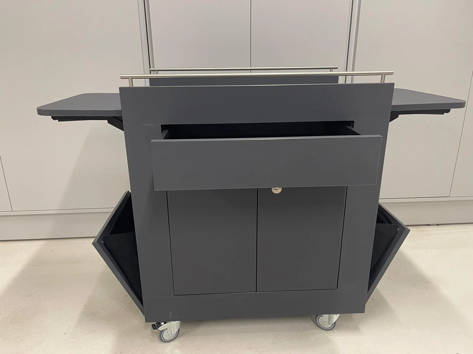 Chariot de présentation, médiation musée, en stratifié gris, avec tiroir, abattants latéraux, portes avec serrures, soufflets en tissu sur les côtés, ébénisterie Sauthier