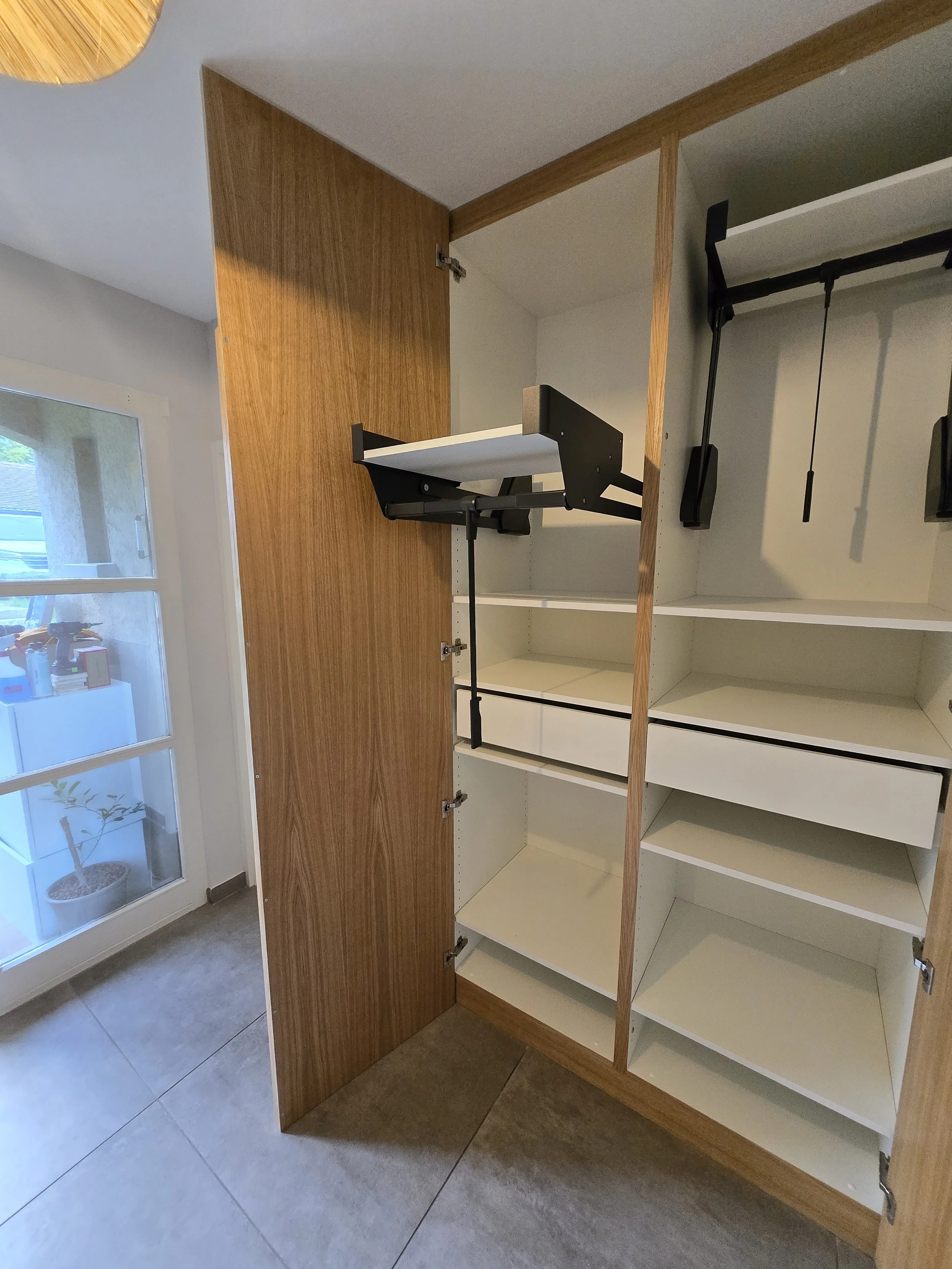 Dressing hall d'entrée, portes sol plafond plaquées en chêne, poignée en chêne massif, intérieur blanc avec tiroirs, penderies, lifts pour habits et chaussures, travail artisanal, ébénisterie Sauthier
