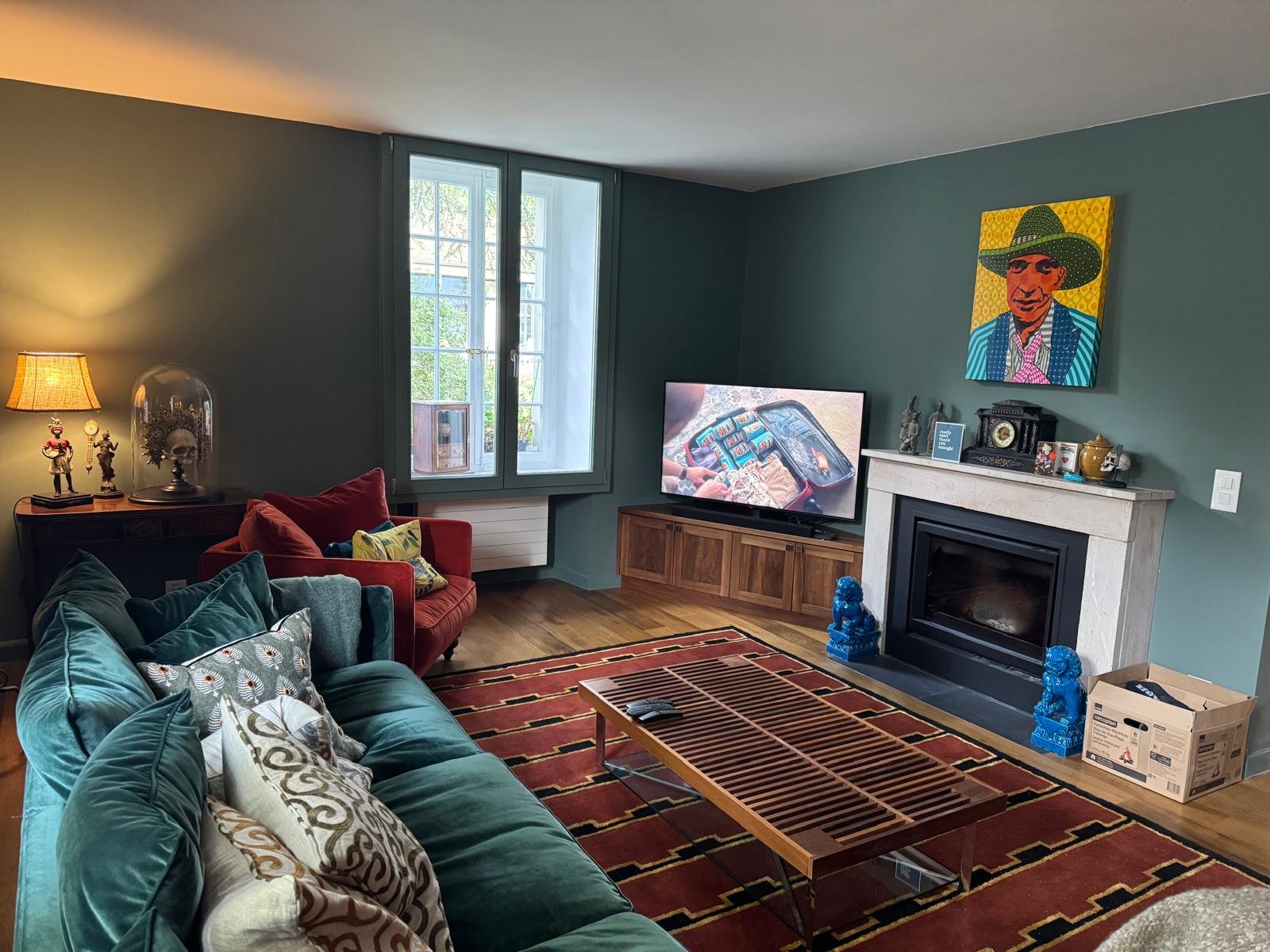 Meuble TV d’angle en noyer européen, fabrication su mesure artisanale intérieur noir ébénisterie Sauthier