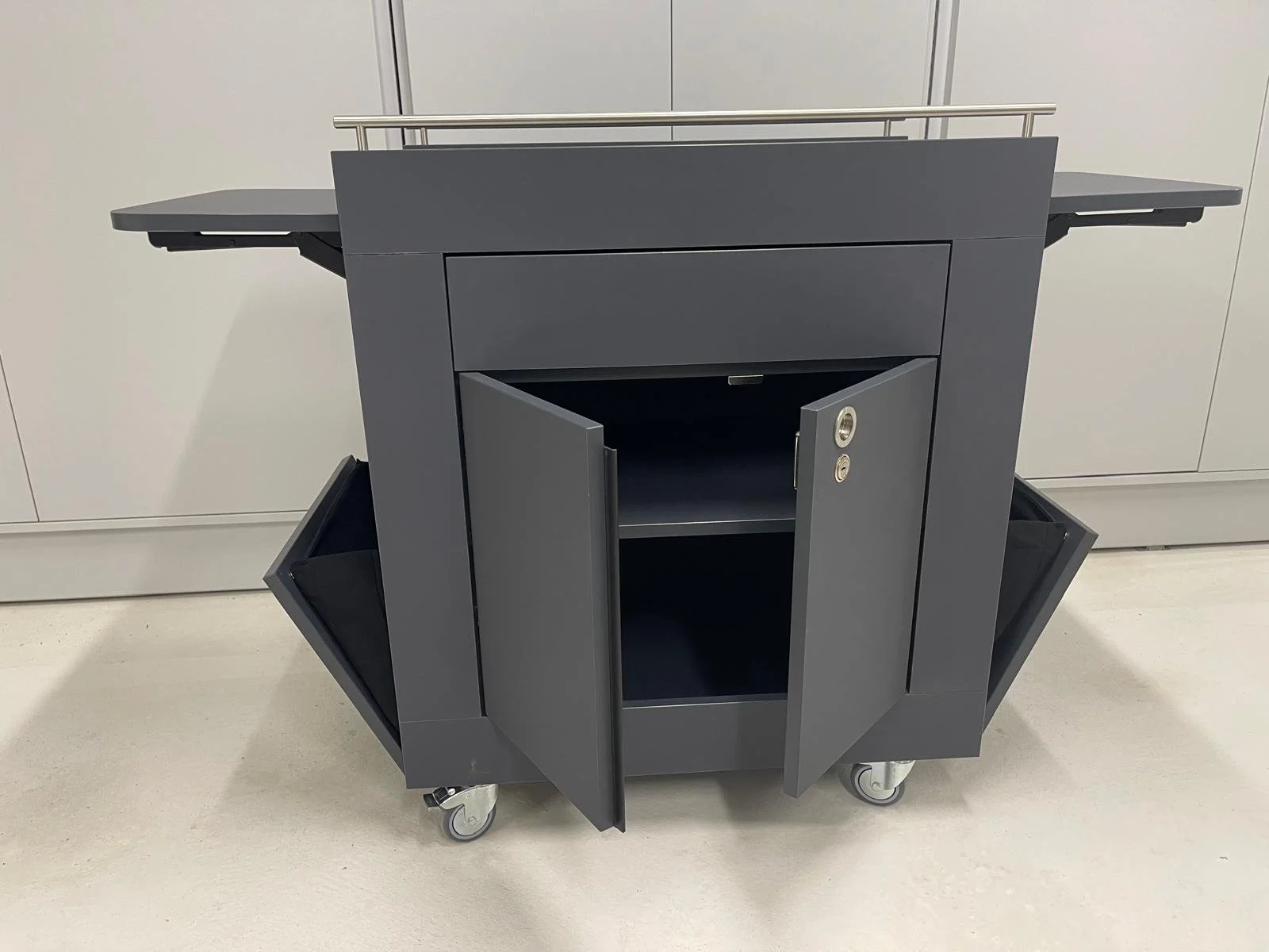 Chariot de présentation, médiation musée, en stratifié gris, avec tiroir, abattants latéraux, portes avec serrures, soufflets en tissu sur les côtés, ébénisterie Sauthier