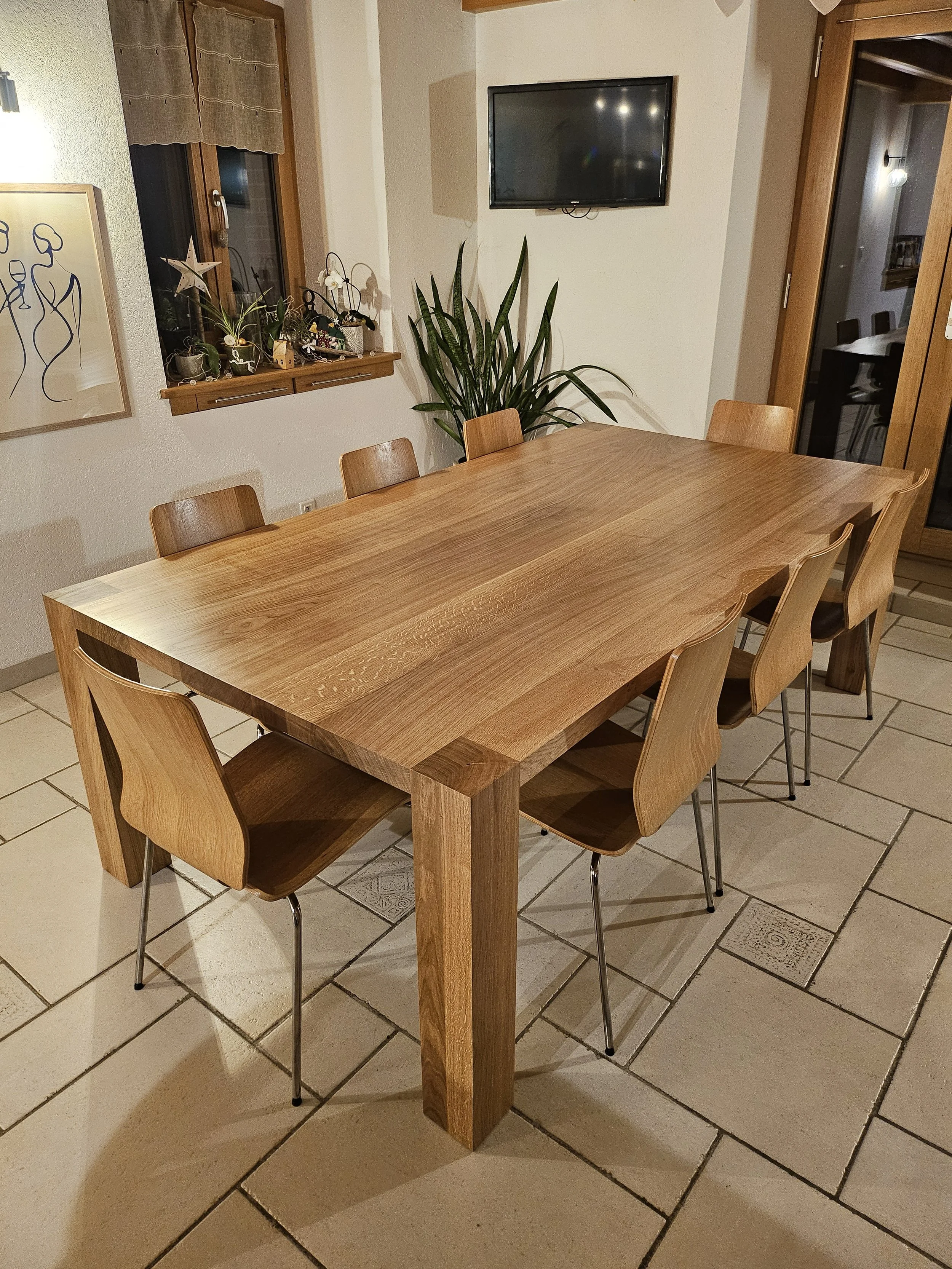 Table en chêne massif, pieds affleurés au plateau, électricité avec prises intégrées, fabrication artisanale sur mesures, ébénisterie Sauthier