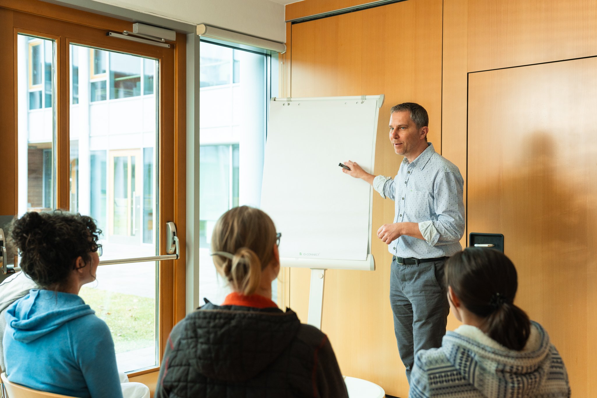 Rudi Sampt hält in einem Büro in einem Seniorenwohnheim einen Kurs, ein Coaching ab. Es geht hier um Krisenprävention und Seelsorge für Mitarbeiter, Bewohner und Führungskräfte.