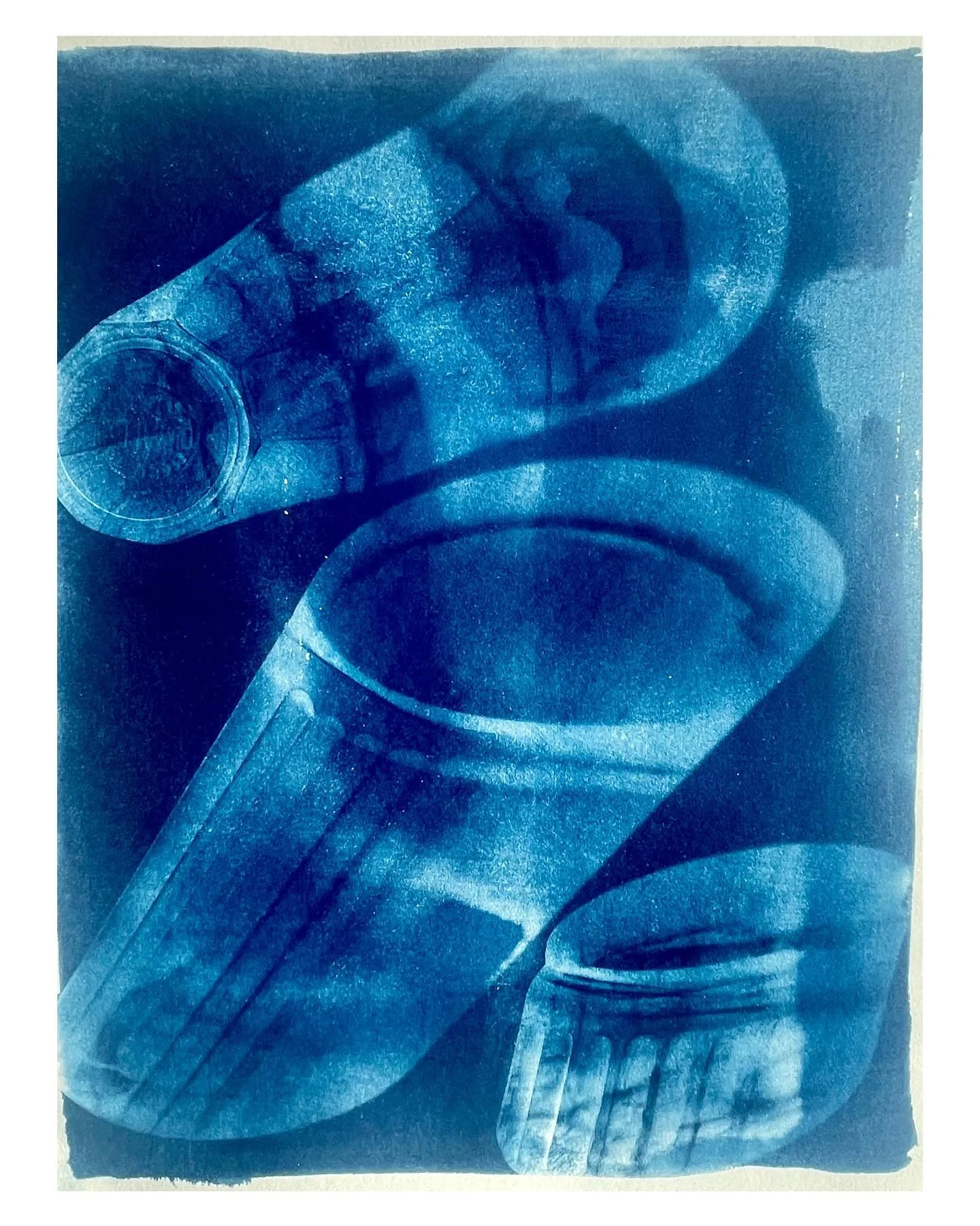 Auch mit einfachen Trinkgl&auml;sern und Sonnenlicht lassen sich zauberhafte Cyanotypien zaubern&hellip;