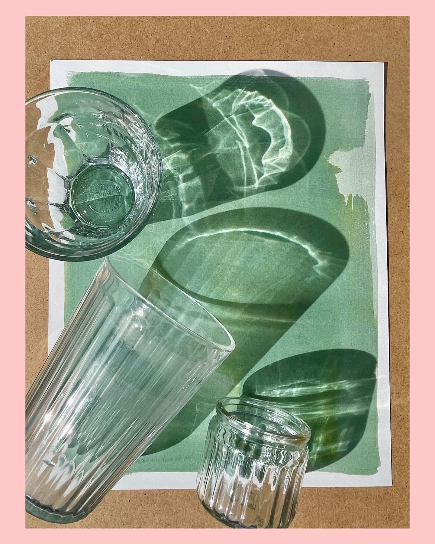 Vorher - Nachher&hellip;Aus Sonnenicht und Trinkgl&auml;sern entsteht ein Bild! 🪄✨
#alternativephotoprocesses #cyanotype #cyanotypes #sunprint #cyanotypeprint #cyanotypeprocess