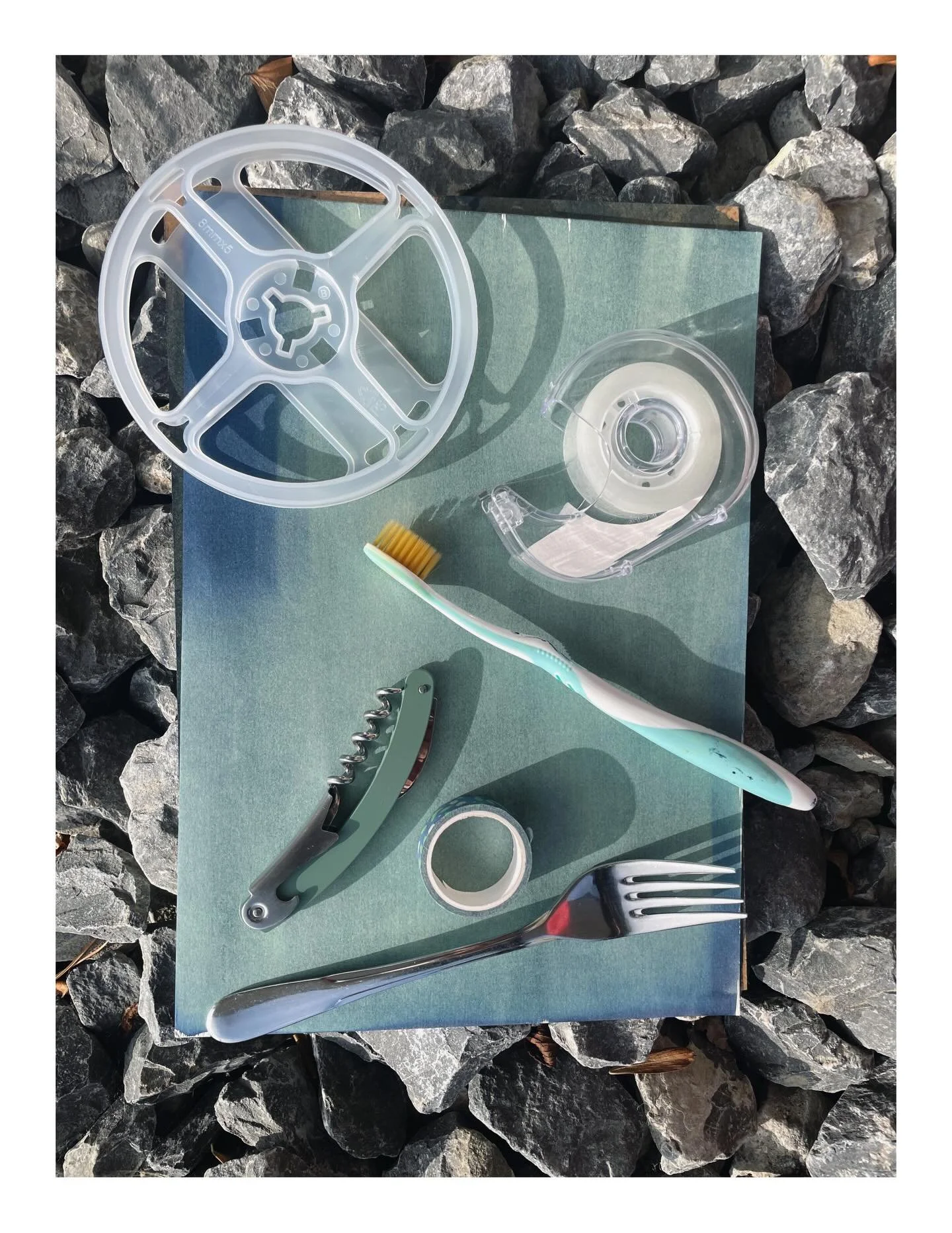 Nach einer k&uuml;rzeren Pause geht&rsquo;s bei herrlicher Wintersonne weiter im Atelier Lux! Cyanotypien lassen sich auch mit einfachen Alltagsgegenst&auml;nden herstellen. Bist du gespannt auf das Resultat?