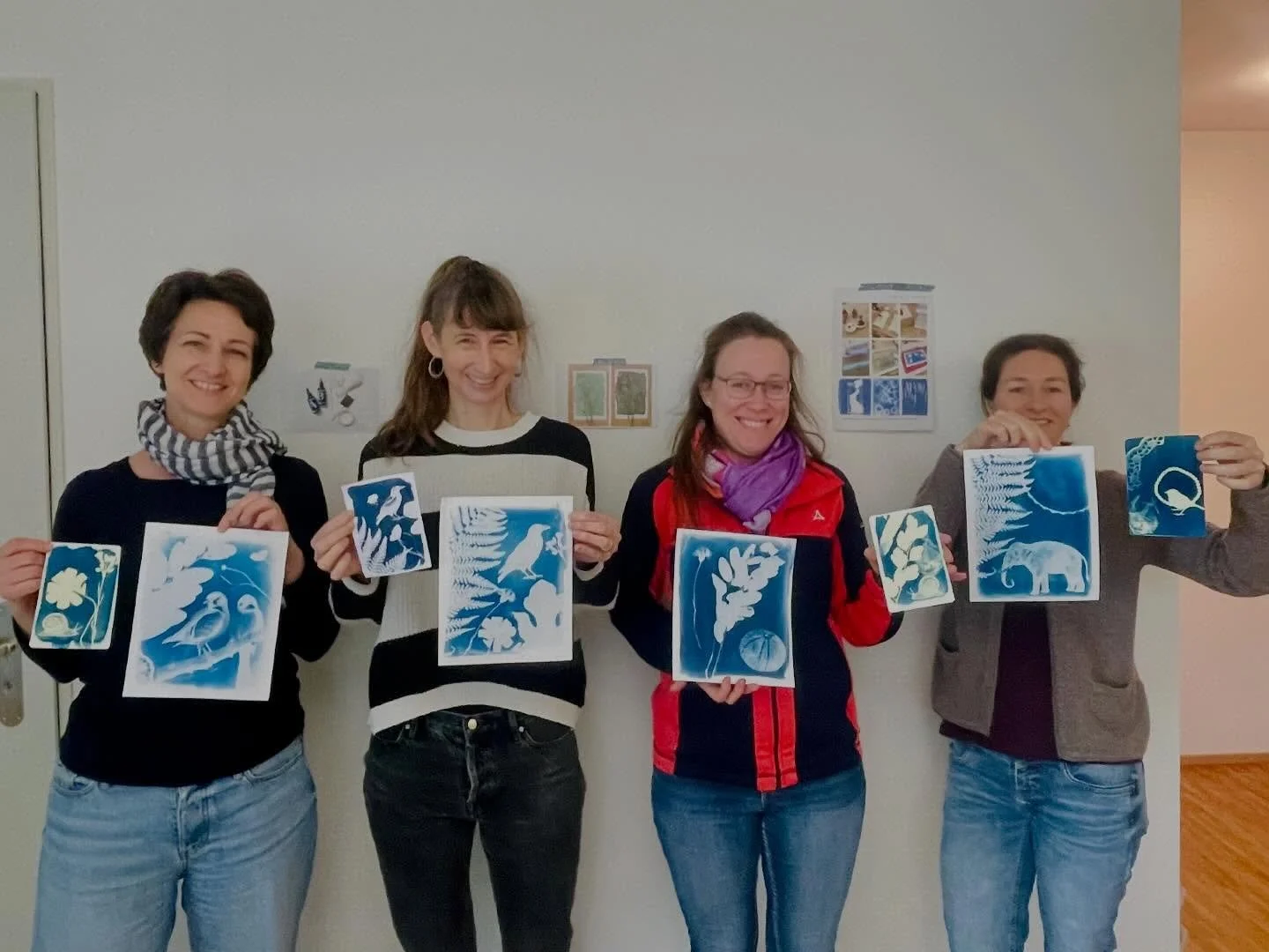 🔷🌱✨ WORKSHOP-IMPRESSIONEN ✨🌱🔷

Am Sonntag durfte ich einer fr&ouml;hlichen Gruppe die zauberhafte Technik der Cyanotypie n&auml;her bringen. Es hat grossen Spass gemacht und die Resultate k&ouml;nnen sich sehen lassen! Herzlichen Dank @karima_s_f