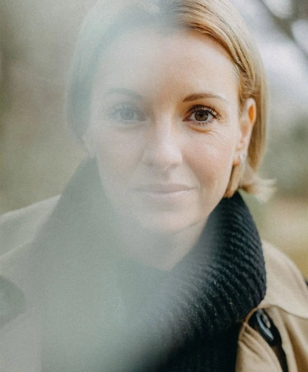 Un portrait n&rsquo;est pas une pose.
.
.
.
C&rsquo;est un d&eacute;voilement.
Une faille qui devient lumi&egrave;re.
Un face-&agrave;-face avec soi-m&ecirc;me, o&ugrave; l&rsquo;on d&eacute;couvre que la v&eacute;rit&eacute; est toujours plus belle 