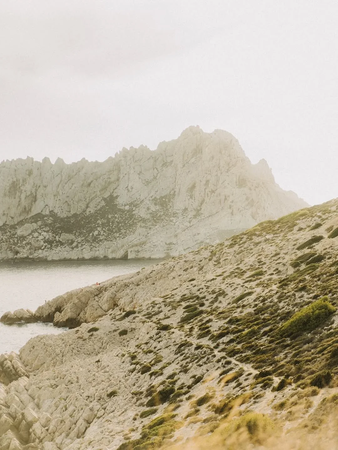 Photographier, non pas simplement pour figer, mais pour laisser respirer.
.
.
.

Dans le silence d&rsquo;un paysage,
dans une lumi&egrave;re qui glisse sur Marseille,
dans le mistral qui caresse les m&acirc;ts,
dans la chaleur simple de la Provence,
