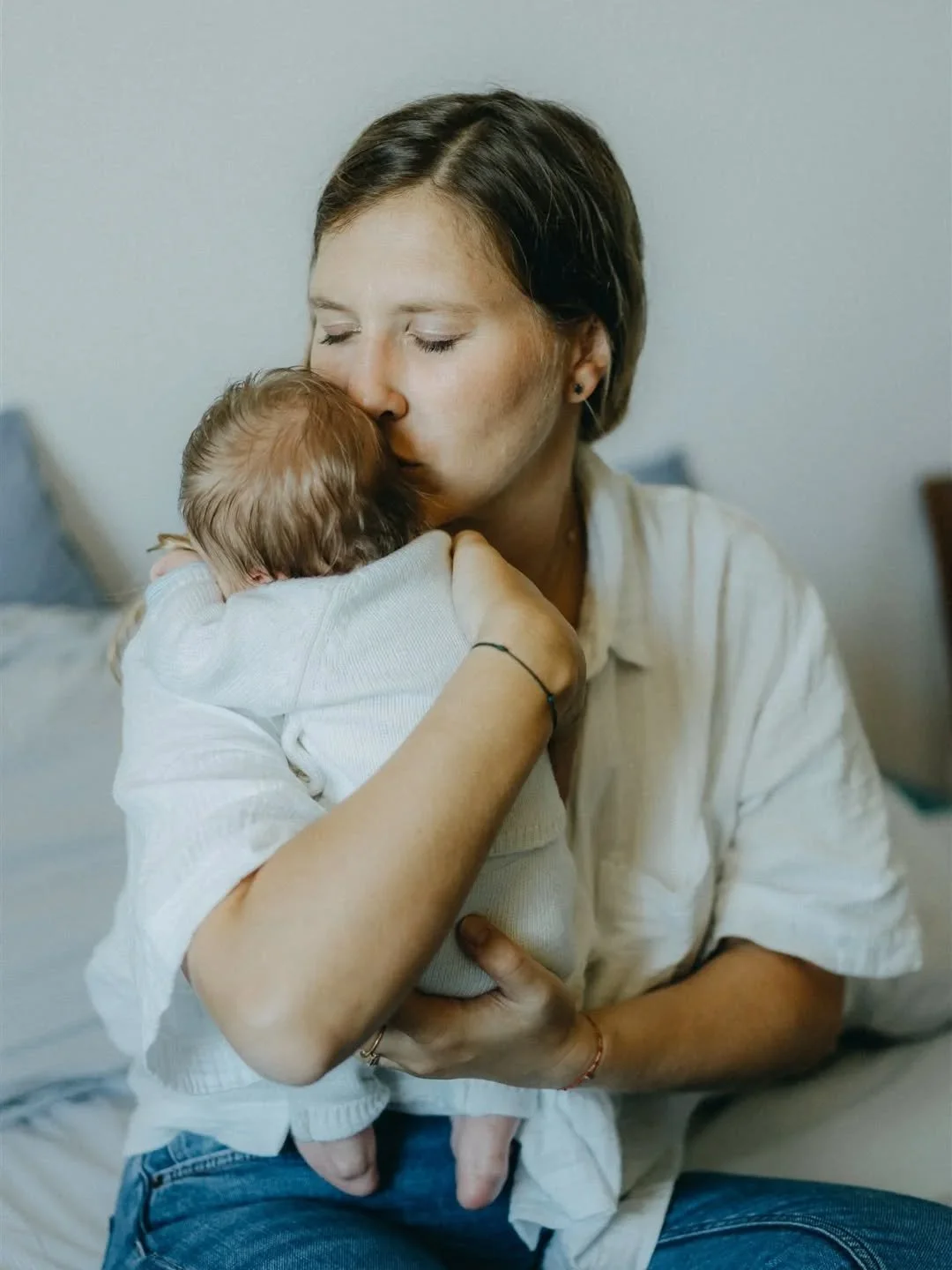 Les c&acirc;lins furtifs, les regards, les &eacute;treintes, les petites choses &hellip;
Ce sont ces d&eacute;tails que je guette, et que je ch&eacute;ris, et qui font qu&rsquo;une photo devient un souvenir vivant.

Laisse-moi capturer ces gestes qui