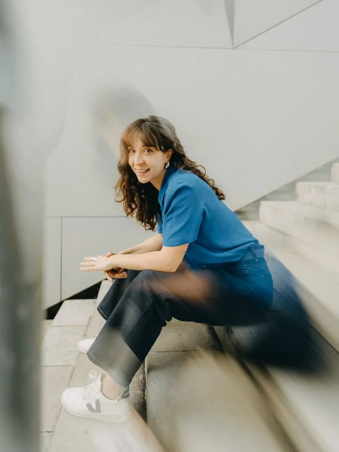 Ton portrait pro peut respirer.
.
.
.
Il peut &ecirc;tre doux, vrai, lumineux.
Il peut raconter qui tu es, sans masque, sans rigidit&eacute;, sans posture forc&eacute;e.

Mon approche ?
Capturer cette lumi&egrave;re int&eacute;rieure qui t'appartient