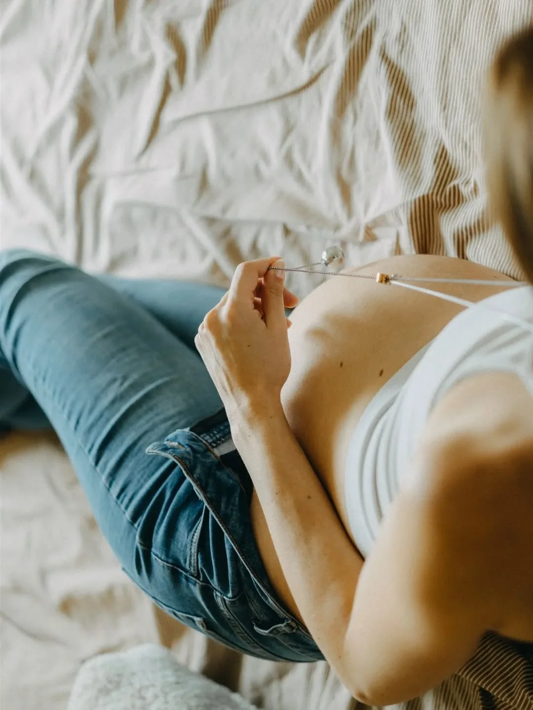 Laisse-moi te dire 3 choses 
.
.
.
pour pr&eacute;parer ta s&eacute;ance grossesse 

1. Choisis une tenue qui te ressemble vraiment.
Dans laquelle tu respires, dans laquelle tu te sens belle sans y penser.
Une robe fluide, un pull doux, ton jean pr&e