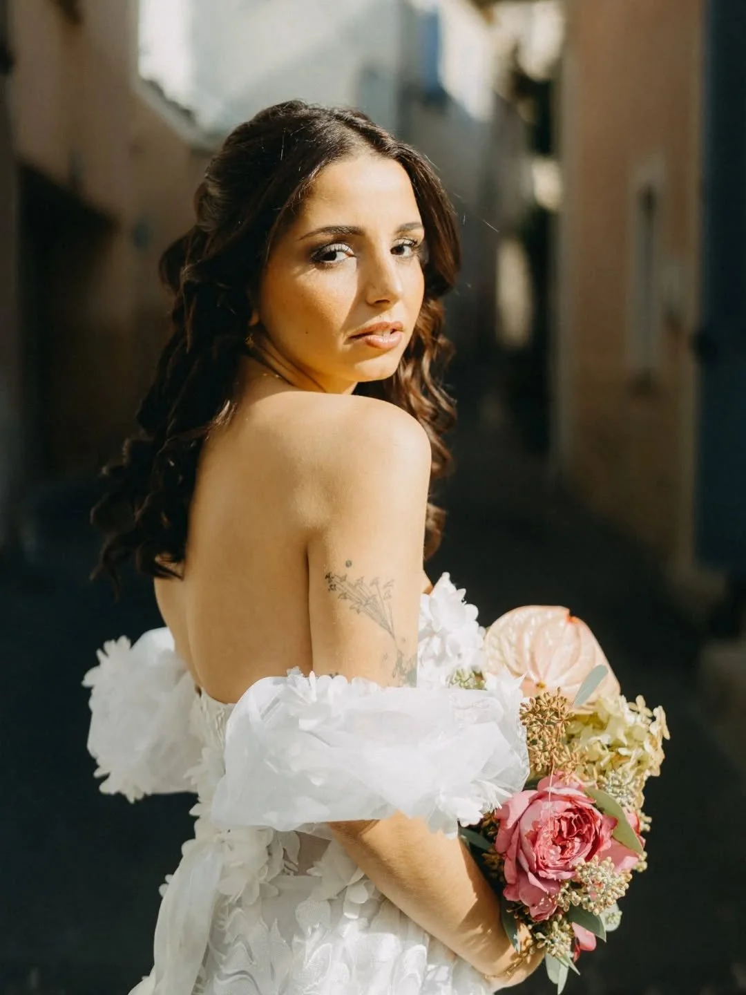 La lumi&egrave;re du Sud ne ment jamais.
Elle est franche, pleine, chaude.
Elle r&eacute;v&egrave;le les choses telles qu&rsquo;elles sont :
les mati&egrave;res, les gestes, les certitudes,
la beaut&eacute; simple.
Dans ces rues de Provence o&ugrave;