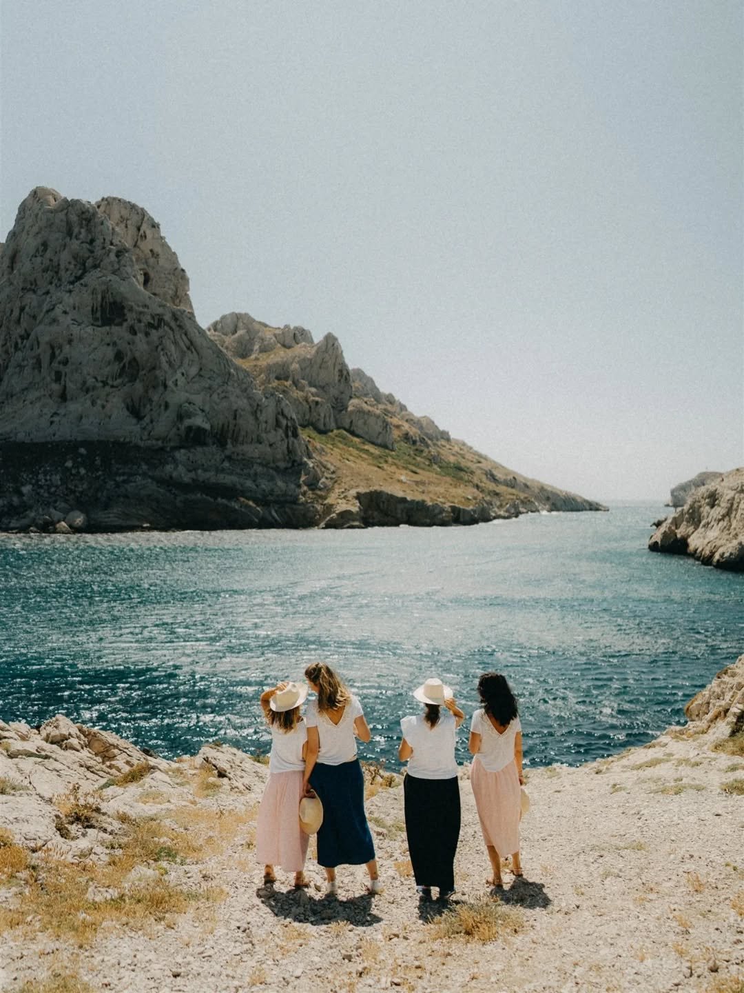 Elles ne f&ecirc;taient pas un &eacute;v&eacute;nement.
.
.
.
Elles f&ecirc;taient le temps.
20 ans d&rsquo;amiti&eacute;, ce sont des souvenirs qui ne tiennent pas sur une ligne droite.
Des &eacute;clats de rire, des silences compris, des p&eacute;r