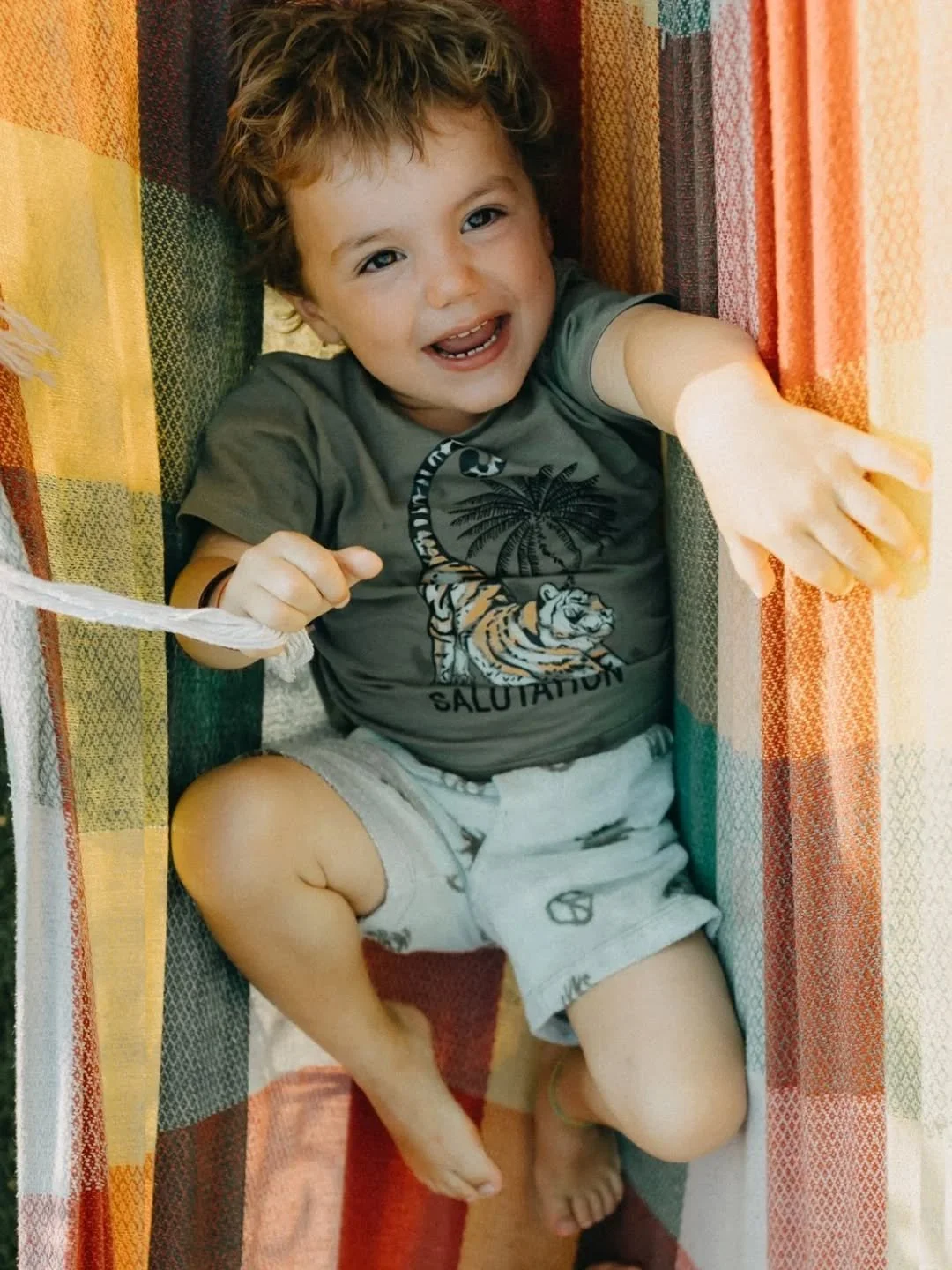 L&rsquo;enfance ne tient jamais en place.
.
.
.
Elle traverse le cadre, rit trop fort, s&rsquo;&eacute;chappe, revient.

Ces trois-l&agrave; n&rsquo;ont "rien fait&rdquo; pour la photo.
Ils ont jou&eacute;, observ&eacute;, attendu parfois.
Ils o