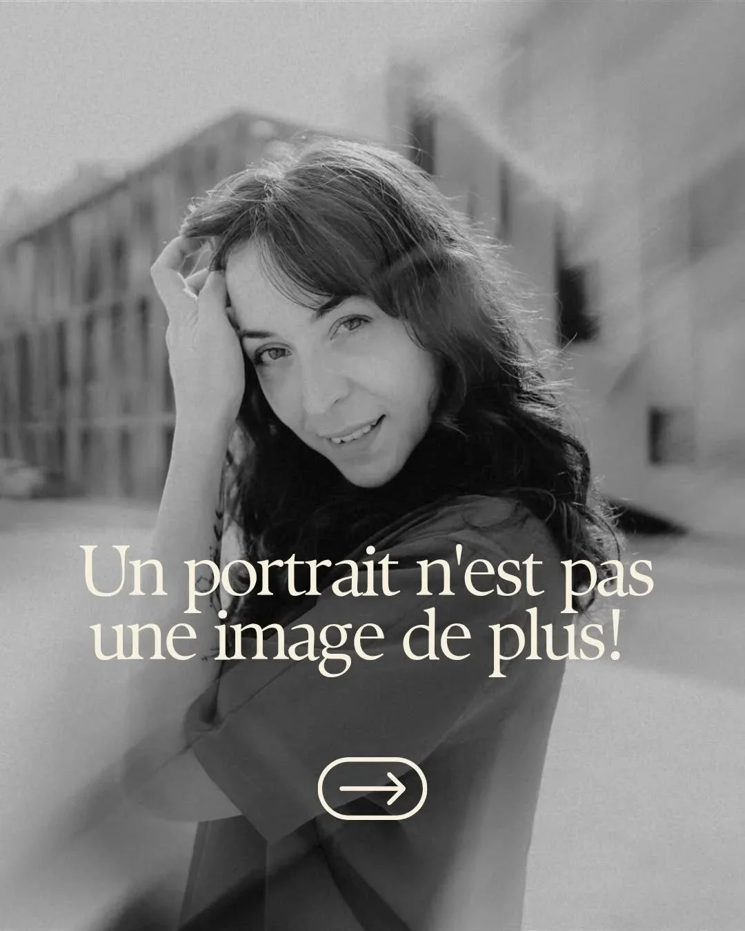 Un portrait n&rsquo;est pas l&agrave; pour embellir ou corriger.
.
.
.
Il est l&agrave; pour laisser une trace.
De ce que tu es &agrave; cet instant pr&eacute;cis.
De ce que tu vis, parfois en creux.
De ce que ton corps raconte, m&ecirc;me quand les 