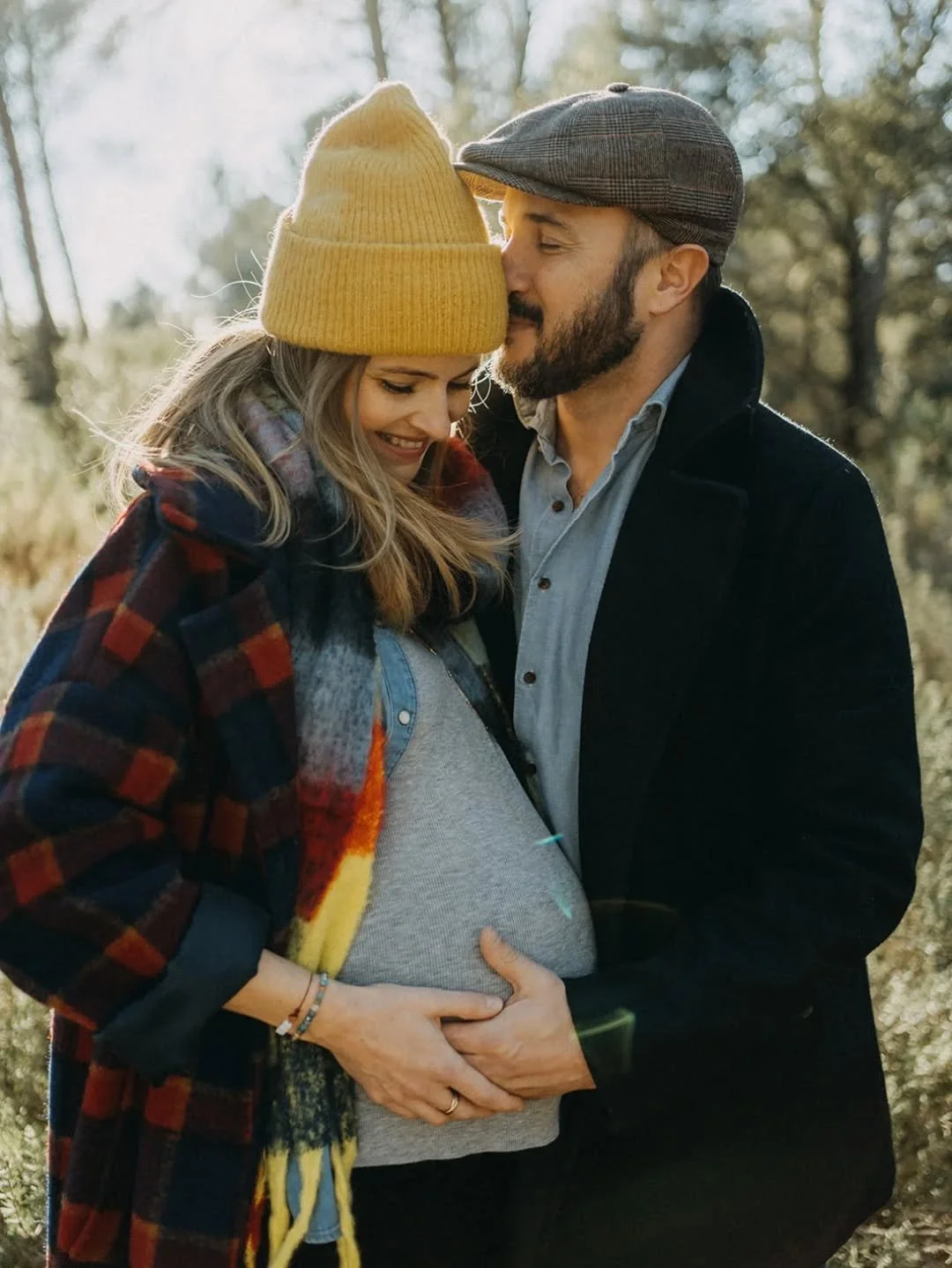 Et puis il y a l&rsquo;hiver.
.
.
.
Les manteaux.
Les bonnets.
Les mains qui se r&eacute;chauffent.

Une autre forme de lenteur.
Une autre intimit&eacute;.

Le corps change,
m&ecirc;me sous les couches.
La pr&eacute;sence est l&agrave;,
quoi qu&rsquo