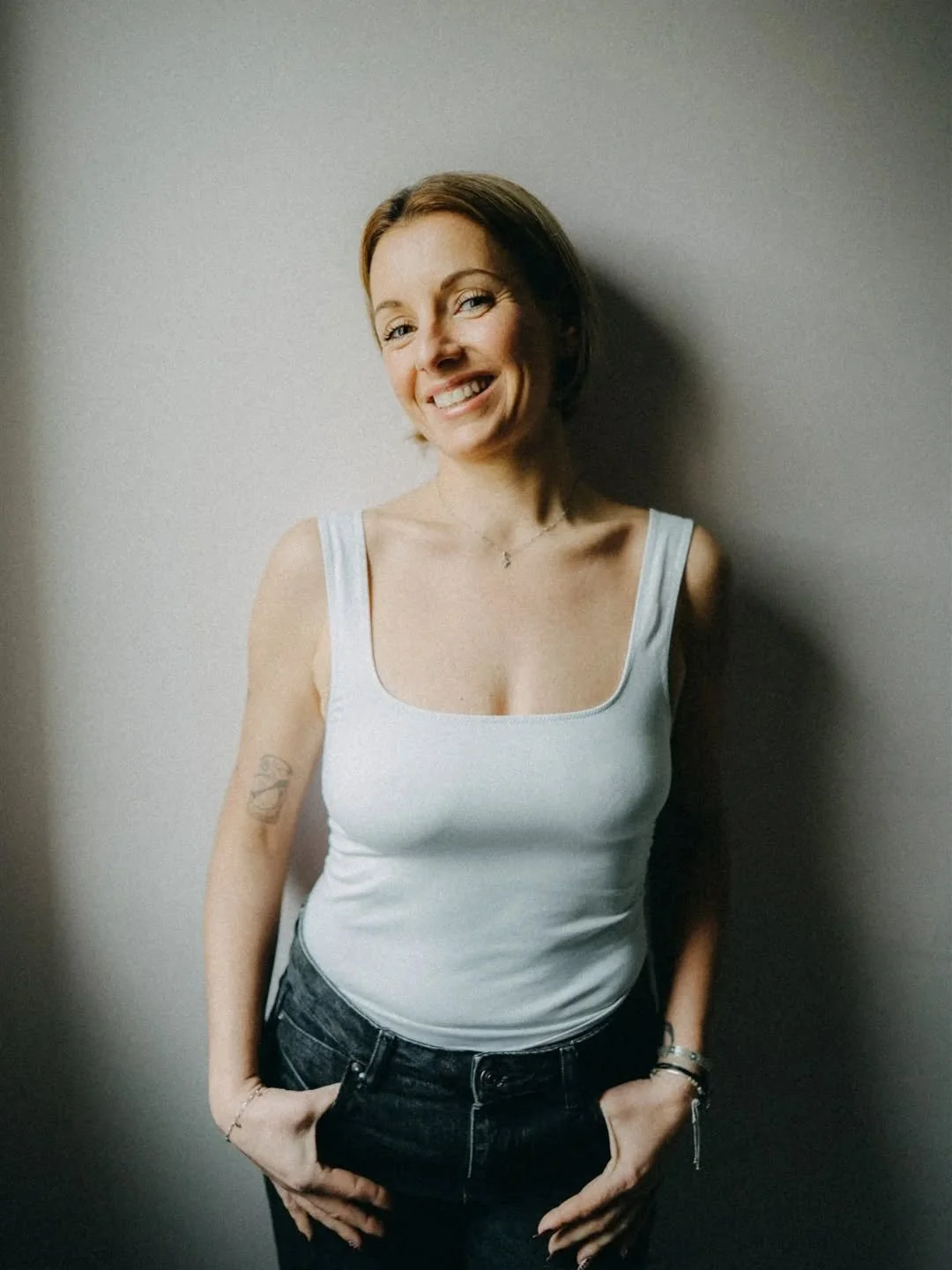 Se faire photographier, ce n&rsquo;est pas se montrer.
.
.
.
C&rsquo;est se d&eacute;poser.
Faire une pause.
Respirer.
Ralentir.
S&rsquo;offrir un moment
sans r&ocirc;le,
sans attente,
sans performance.
Juste &ecirc;tre l&agrave;.

De quoi aurais- tu