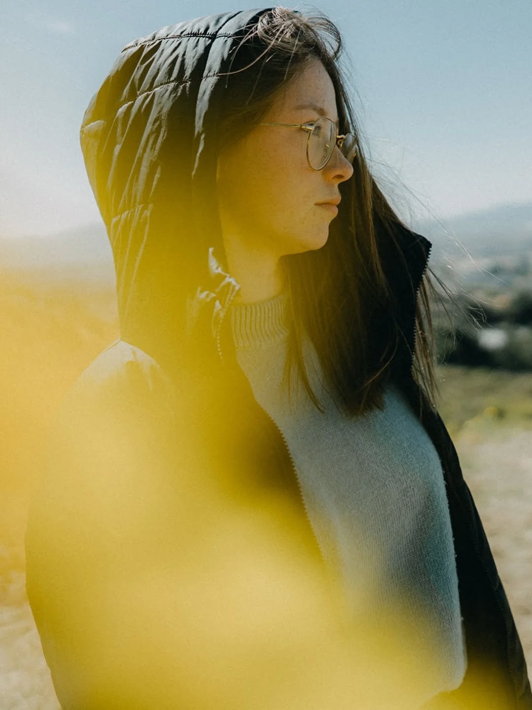 Je ne suis pas
.
.
. 
une photographe qui &ldquo;prend de belles photos&rdquo;, une ex&eacute;cutante, une prestataire visuelle.

Par contre, je suis :
une passeuse de m&eacute;moire, narratrice du vivant, gardienne de traces.

Qu&rsquo;aimerais-tu q