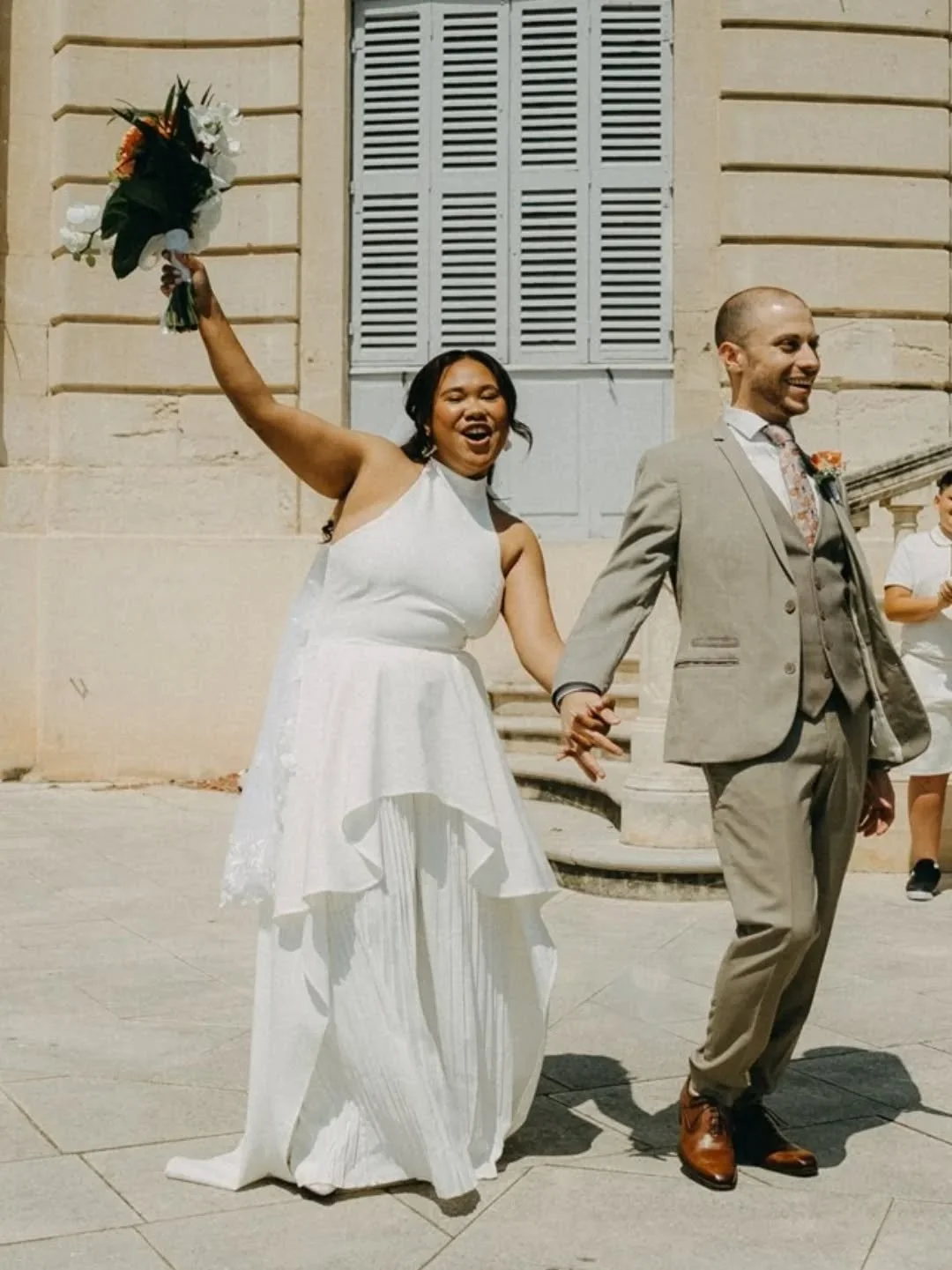 Ce que mes clients ach&egrave;tent vraiment chez moi ?

Ils n&rsquo;ach&egrave;tent pas : 
un prix
ni des photos.

Ils ach&egrave;tent :
une exp&eacute;rience 
du souvenir
du lien
de la transmission
de l&rsquo;&eacute;motion
du sens.

Je suis Aur&eac