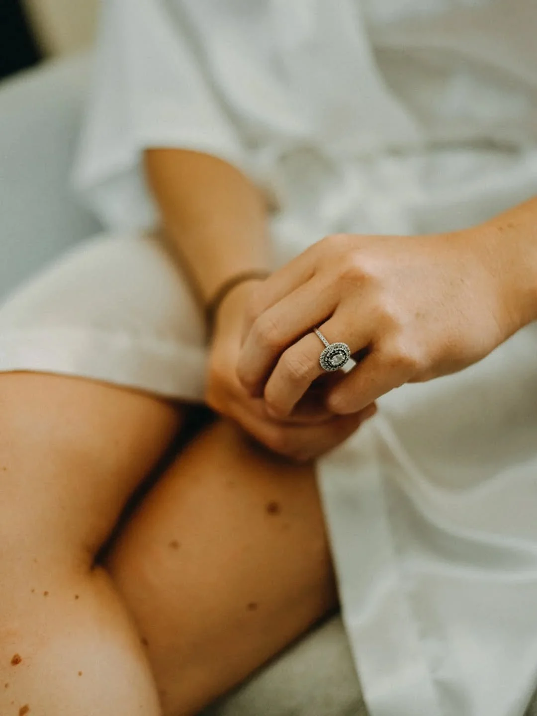 L'attente.
Les silences.
Les petits riens.

Quel d&eacute;tail te touche ?

Je suis Aur&eacute;lie&nbsp; 
Photographe sensible &amp; humaine
Install&eacute;e pr&egrave;s de Marseille et guid&eacute;e par la lumi&egrave;re douce de la Provence.
Je pho