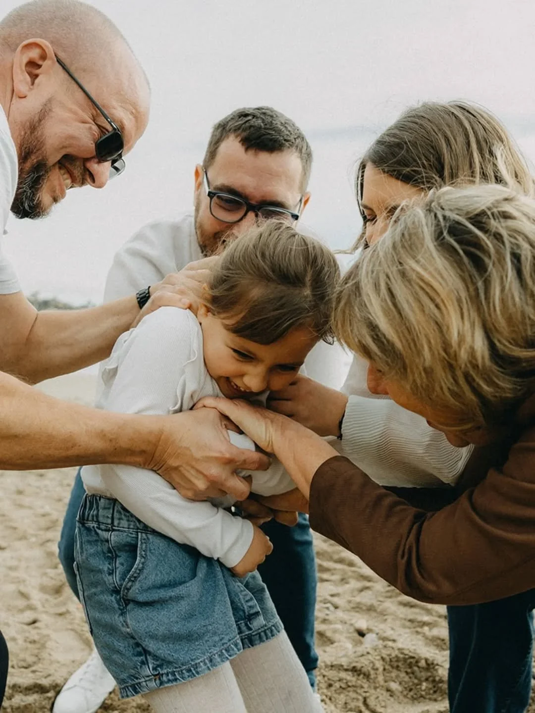 Tu veux savoir comment tout est naturel pour cette famille qui passe devant mon objectif ?
.
.
.
J'ai des astuces !
Pour que chacun trouve sa place, pour que les gestes, les regards, les rires et les silences soient vrais.
Mais je ne vais pas tout te