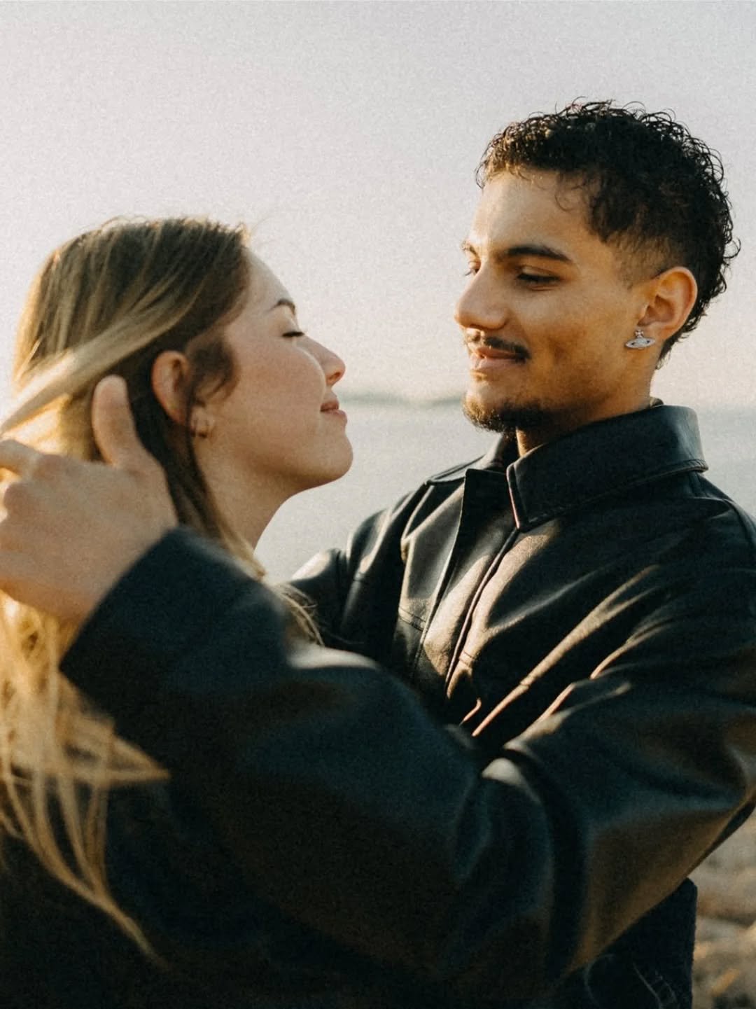 Parce que le reste du monde n&rsquo;existe plus.
.
.
.
Il n'y a pas plus belle fa&ccedil;on d'&ecirc;tre regard&eacute;.e.

Je suis Aur&eacute;lie&nbsp; 
Photographe sensible &amp; humaine
Install&eacute;e pr&egrave;s de Marseille et guid&eacute;e pa