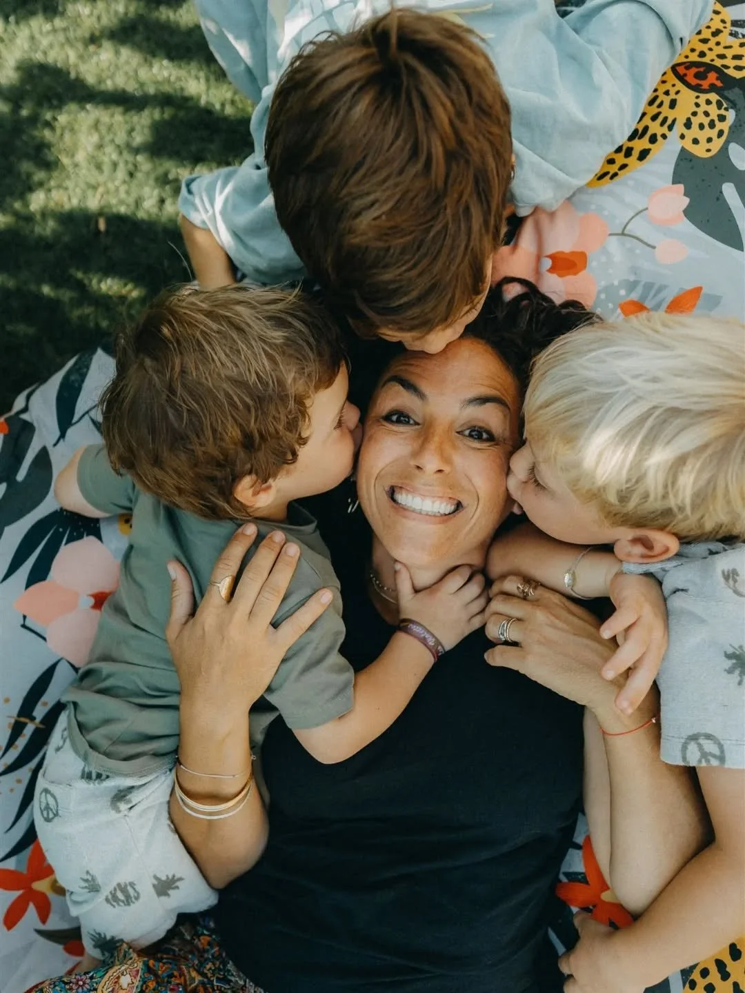 Ce que tu perds en prenant toujours les photos toi-m&ecirc;me?
.
.
.
Tu captures tout.
Ta galerie de t&eacute;l&eacute;phone regorge d'une quantit&eacute; astronomique de tes enfants, qui jouent, qui rient, qui crient !
Tes enfants et leur papa. 
Il 