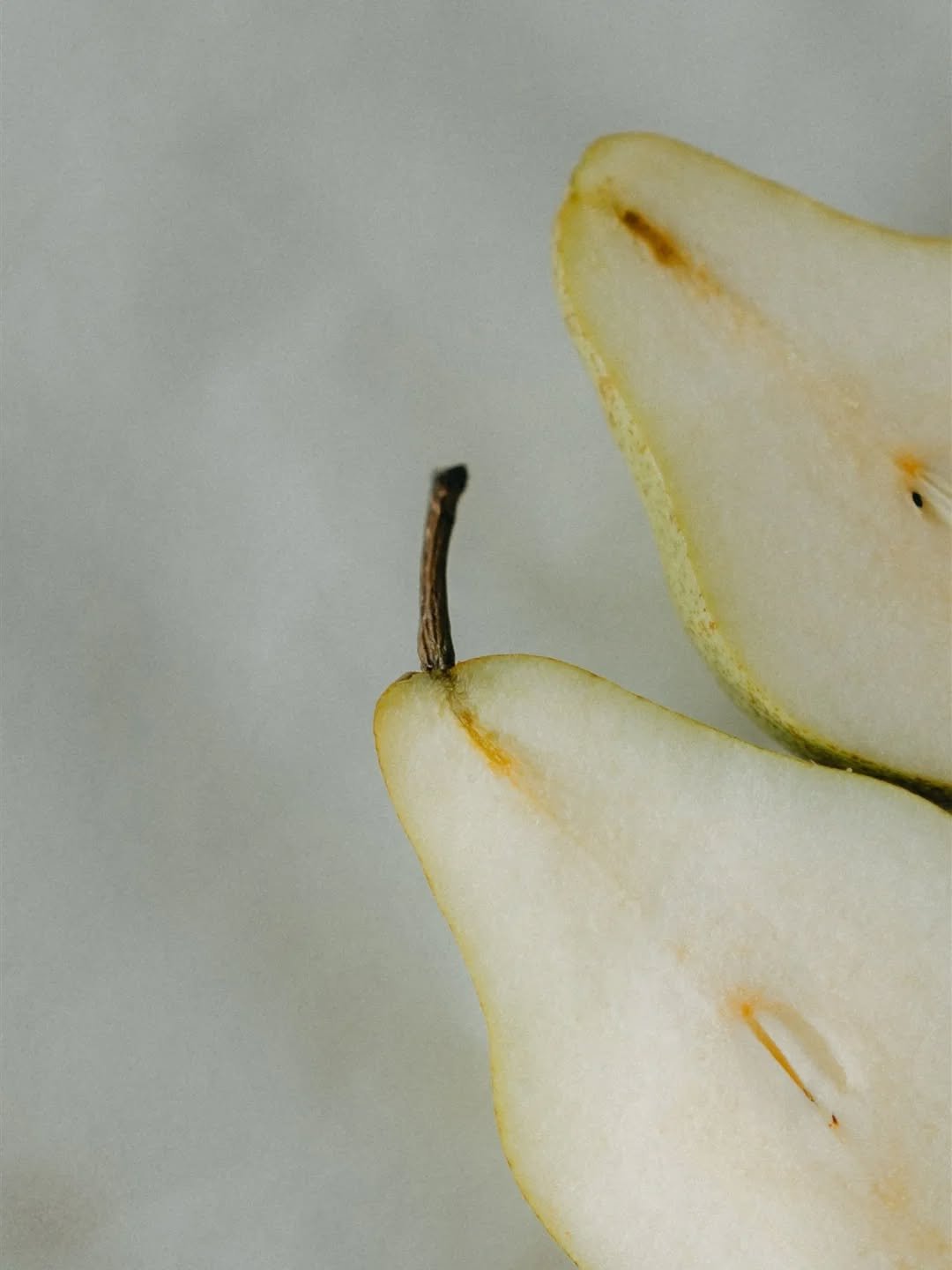 Se fendre la poire&hellip;
.
.
.
Ce serait peut-&ecirc;tre accepter de s&rsquo;ouvrir.
De laisser appara&icirc;tre ce qu&rsquo;il y a &agrave; l&rsquo;int&eacute;rieur.
Sans bruit.
Sans spectacle.
Juste la beaut&eacute; d&rsquo;&ecirc;tre vuln&eacute