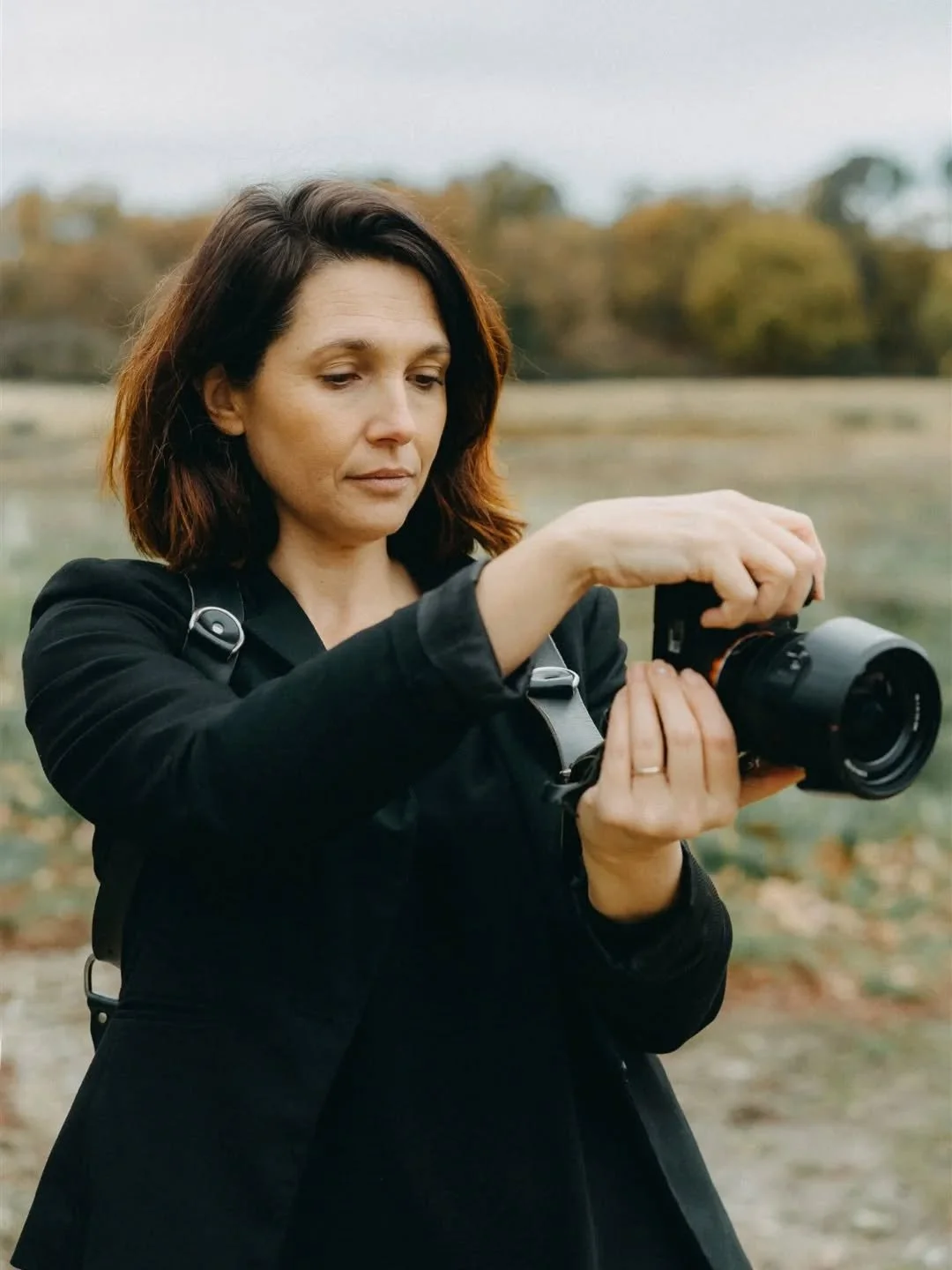 📣10 ans, que
.
.
.
j&rsquo;ai choisi un m&eacute;tier un peu particulier :
Figer ce qui compte
avant que &ccedil;a ne disparaisse.

Depuis 10 ans,
j&rsquo;entre dans des vies, doucement,
pour en pr&eacute;server une trace.

Des d&eacute;buts.
Des na