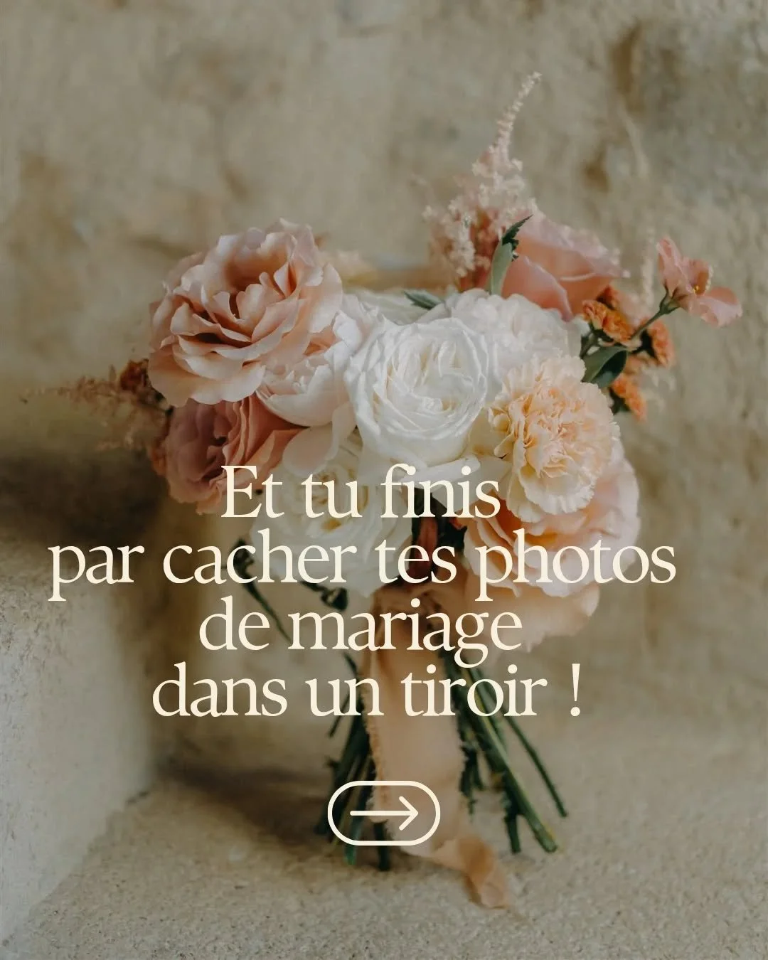 Quand tu passes ta journ&eacute;e &agrave; faire semblant devant l'objectif,  tu finis par laisser tes photos de mariage dans un tiroir !

Parce que ce que tu vois, c'est pas toi. C'est pas ton mariage. C'est pas tes invit&eacute;s !

Je travaille au