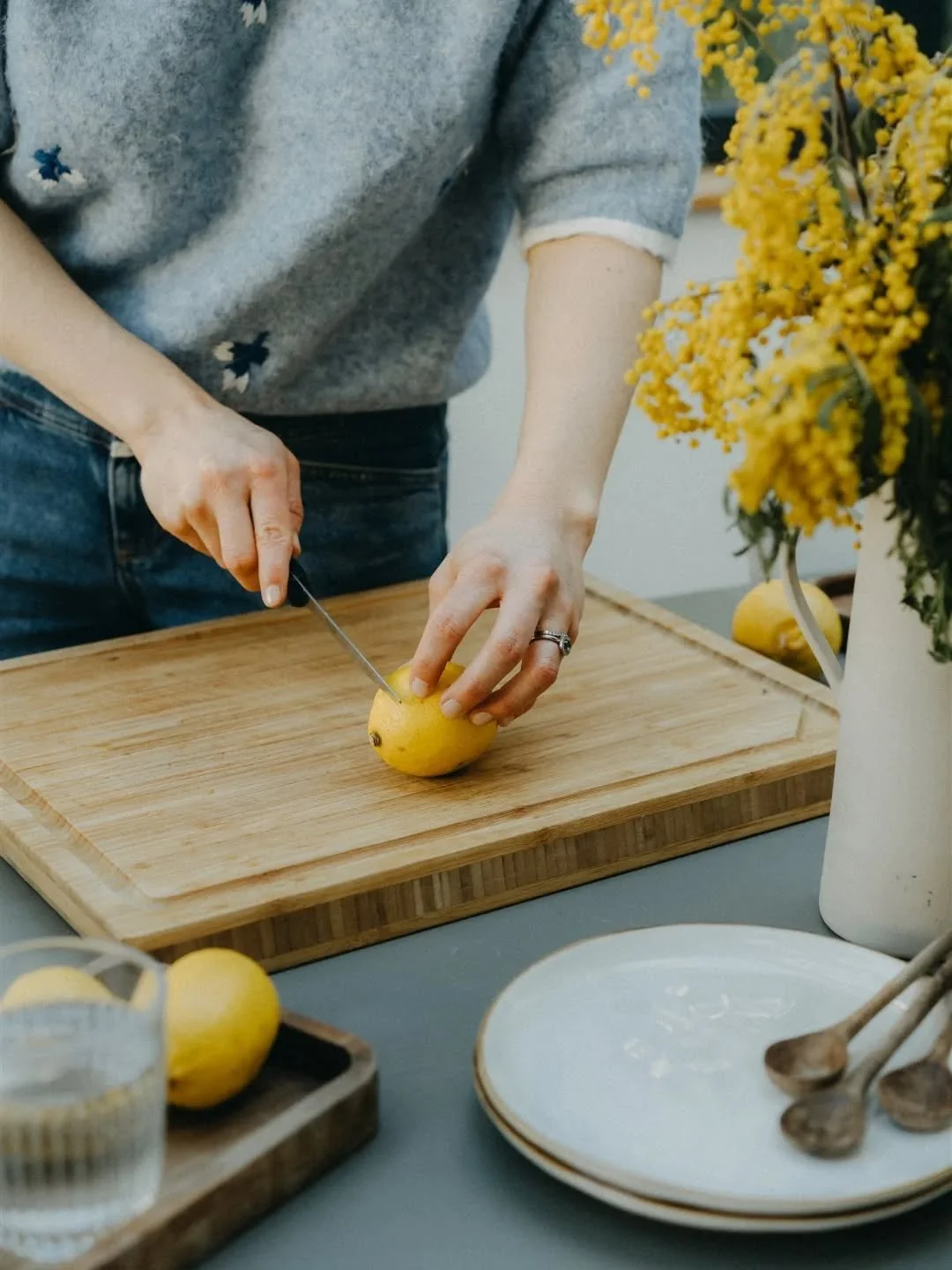 Il y a dans certainess mains toute une vie de m&eacute;tier.
.
.
.

De gestes appris, r&eacute;p&eacute;t&eacute;s.

Ce que je fais quand je photographie un artisan, ce n'est pas mettre en valeur uniquement ses produits.

C'est raconter ce qu'il y a 