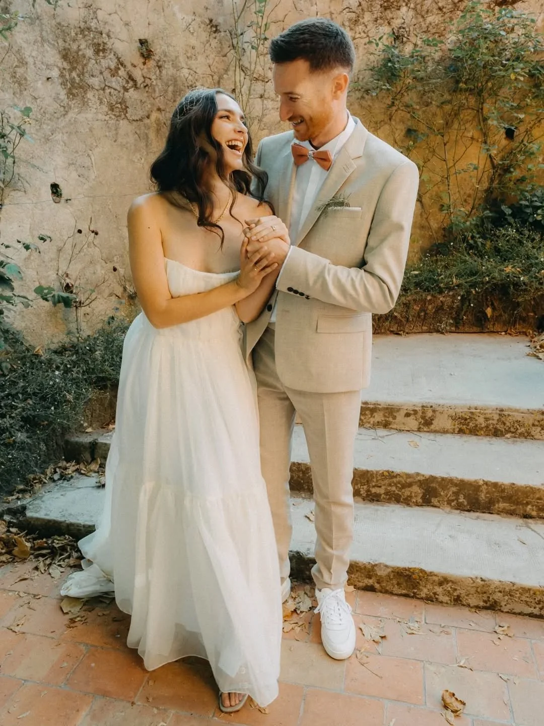 Ce que j&rsquo;aime photographier dans un mariage, ce ne sont pas seulement les grands moments.

Bien s&ucirc;r, il y a la c&eacute;r&eacute;monie.
Les alliances.
Le premier regard.
Les embrassades.
La f&ecirc;te.

Mais il y a aussi tout le reste.

U