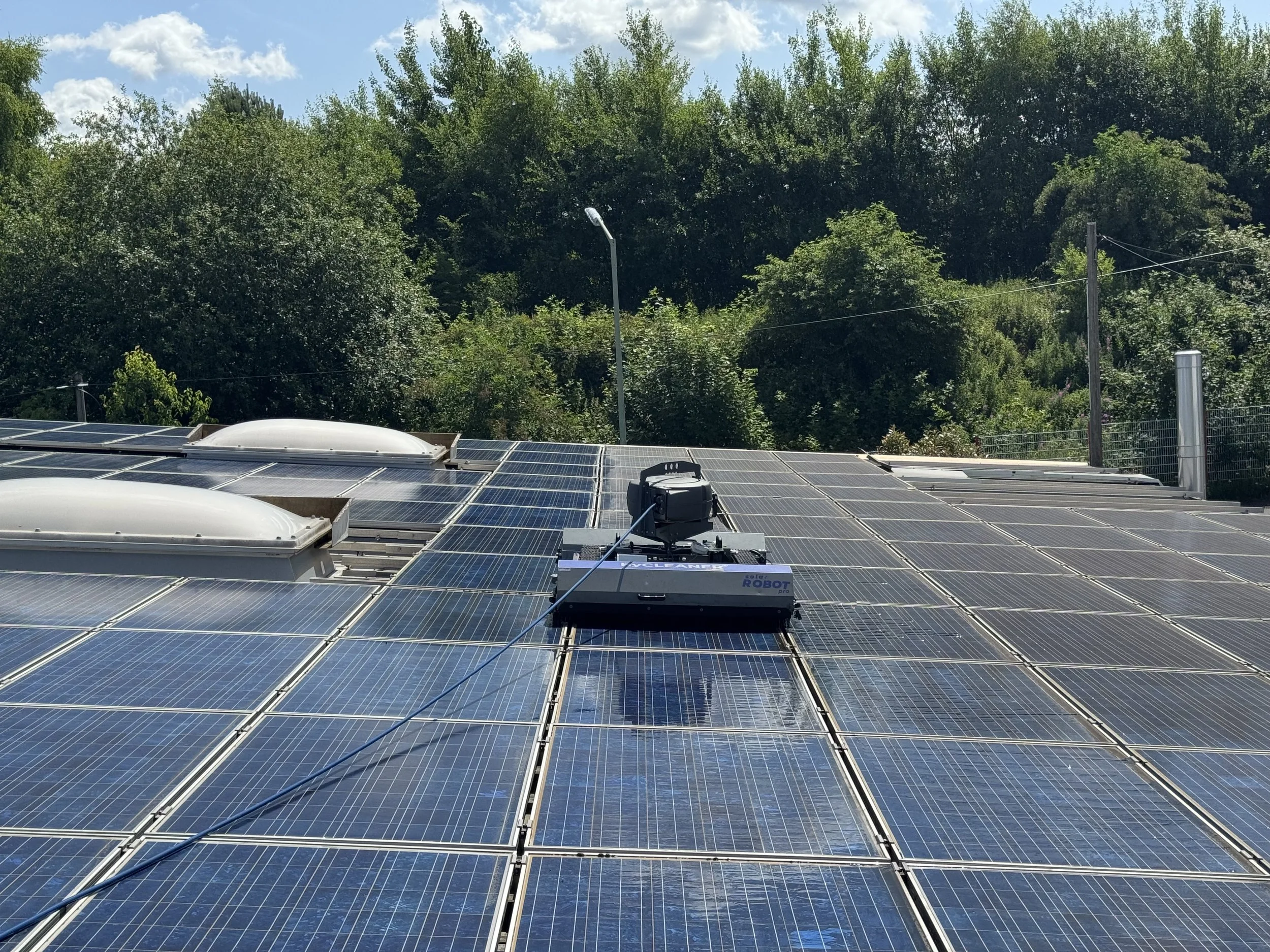 Roboter_auf Dachfläche mit Solaranlage