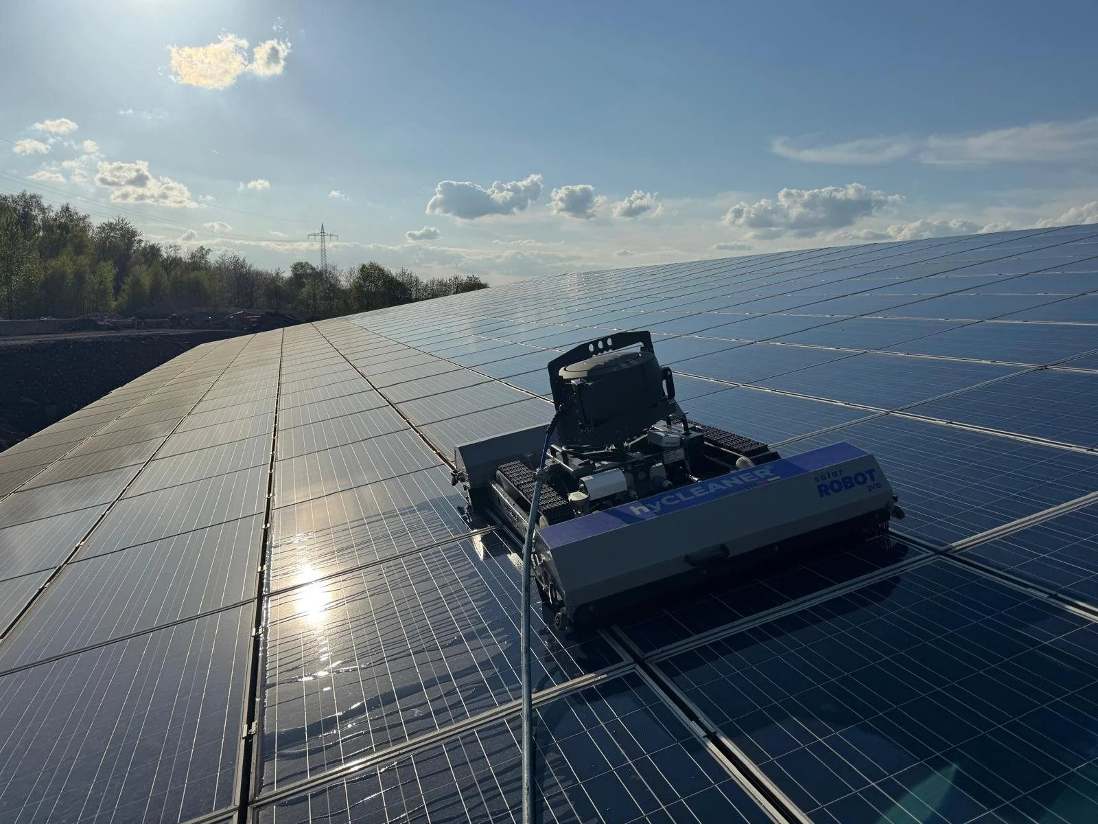 reinigungsroboter_auf_solaranlage.png