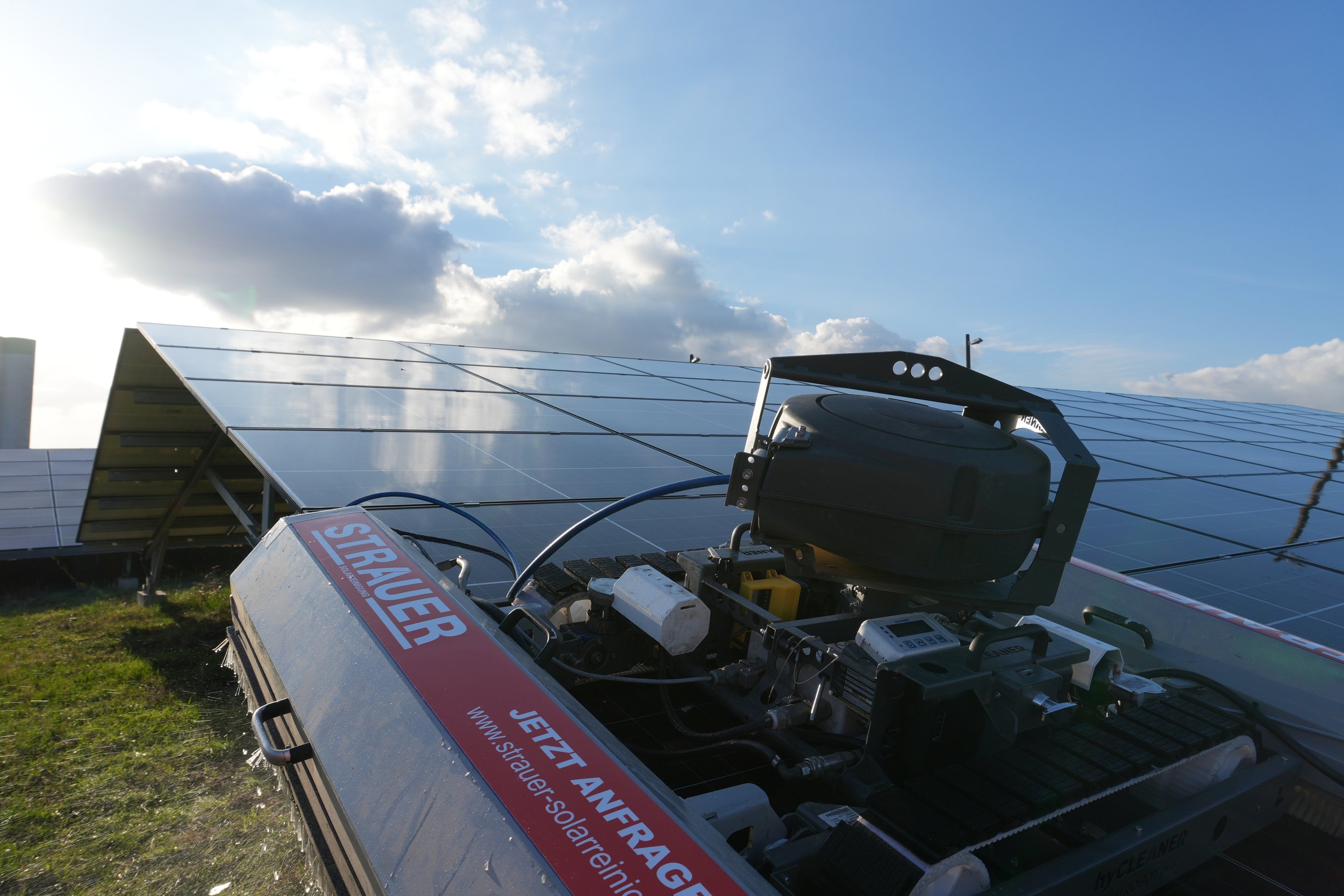 Reinigungsroboter_auf_einem_Solarfeld_in_Nahansicht.png