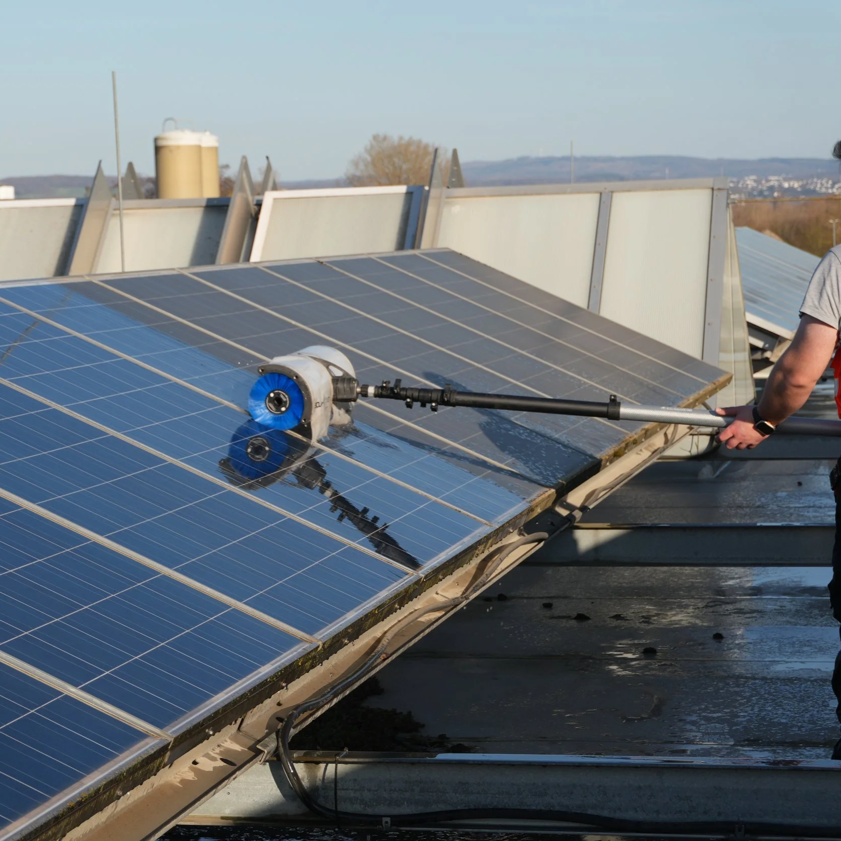 Reinigung von aufgeständerten Solaranlagen mit rotierenden Waschbürsten, um Verschmutzungen wie Staub, Pollen und Umweltrückstände effektiv und schonend zu entfernen.